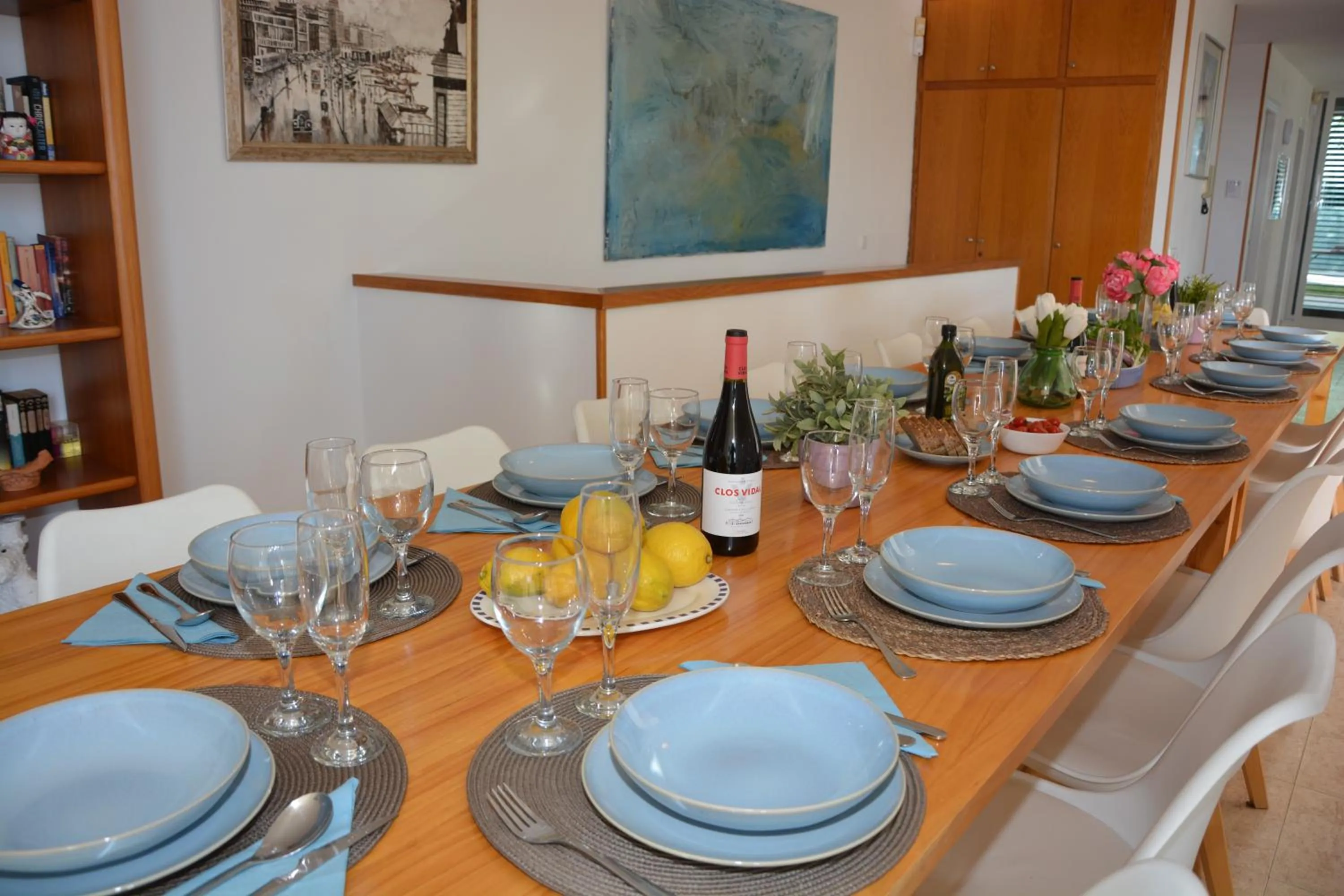 Villa Med A 2 kilometros andando de la playa, del puerto de Aguadoç y a 4 del centro de Sitges Muy Soleada todo el dia Capacidad superior a 16 personas NO REQUIERE COCHE