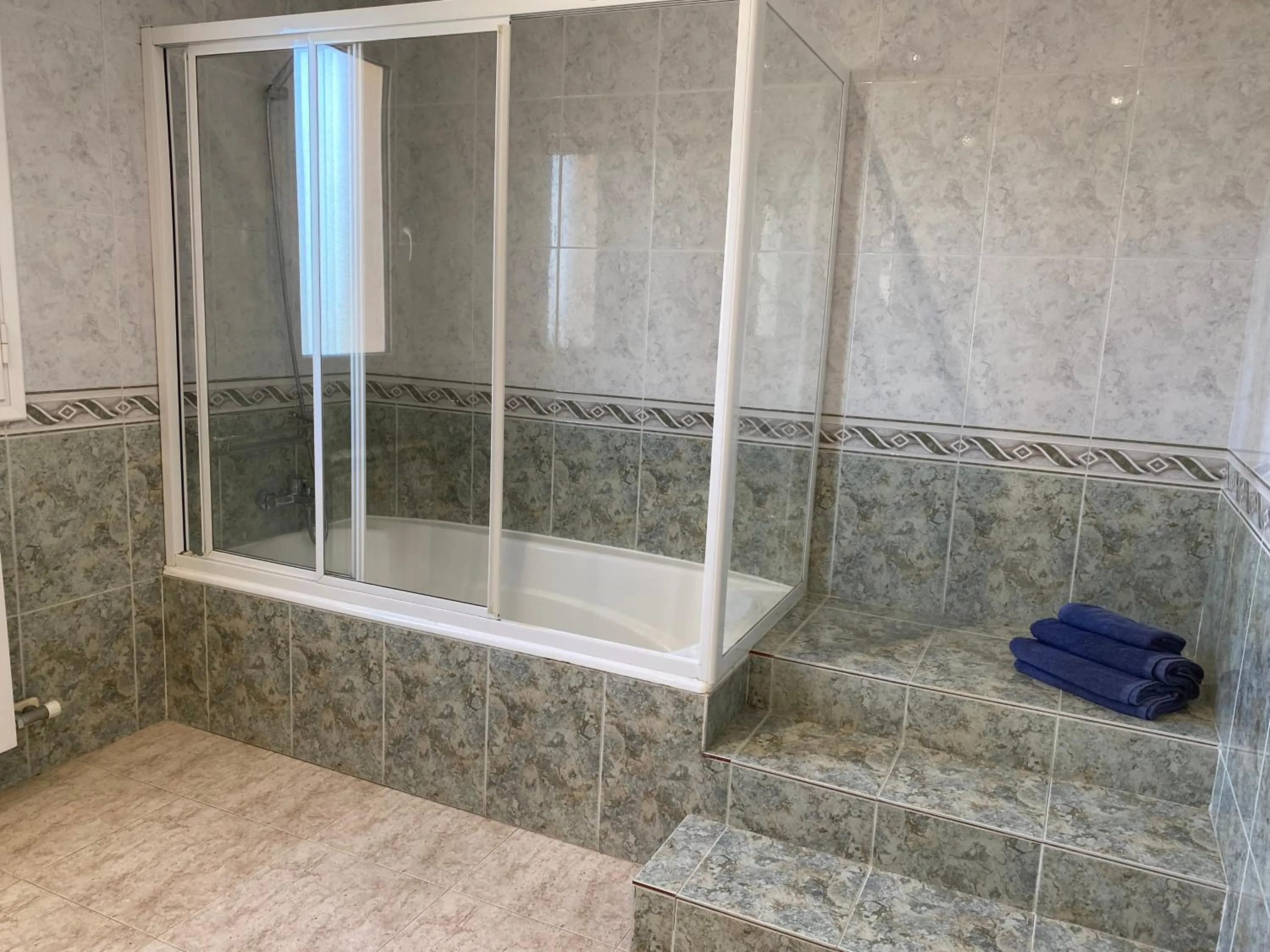 Villa Med A 2 kilometros andando de la playa, del puerto de Aguadoç y a 4 del centro de Sitges Muy Soleada todo el dia Capacidad superior a 16 personas NO REQUIERE COCHE