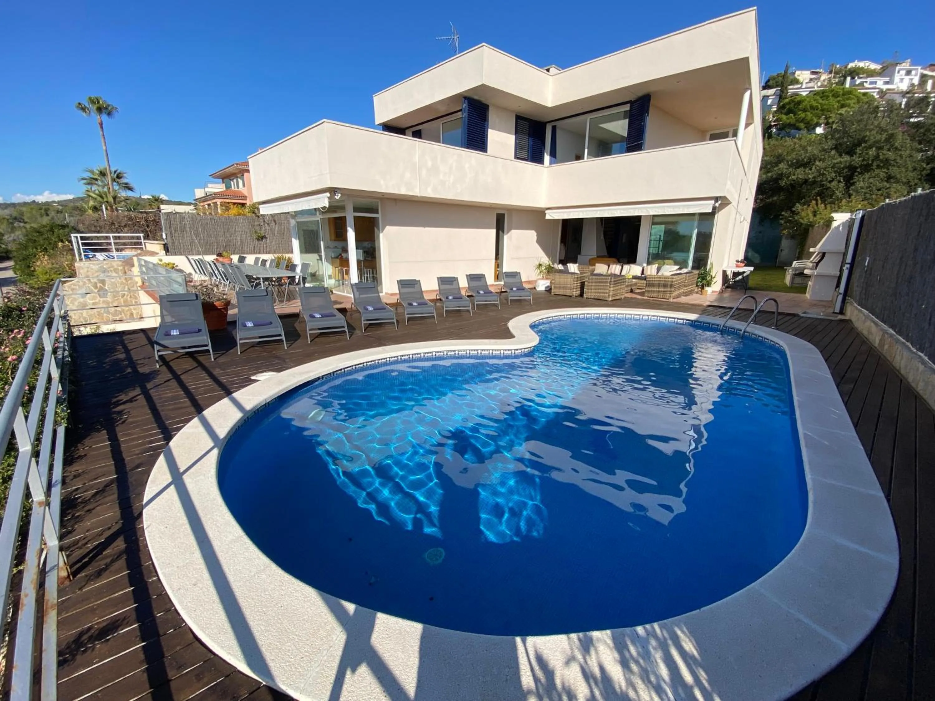 Villa Med A 2 kilometros andando de la playa, del puerto de Aguadoç y a 4 del centro de Sitges Muy Soleada todo el dia Capacidad superior a 16 personas NO REQUIERE COCHE