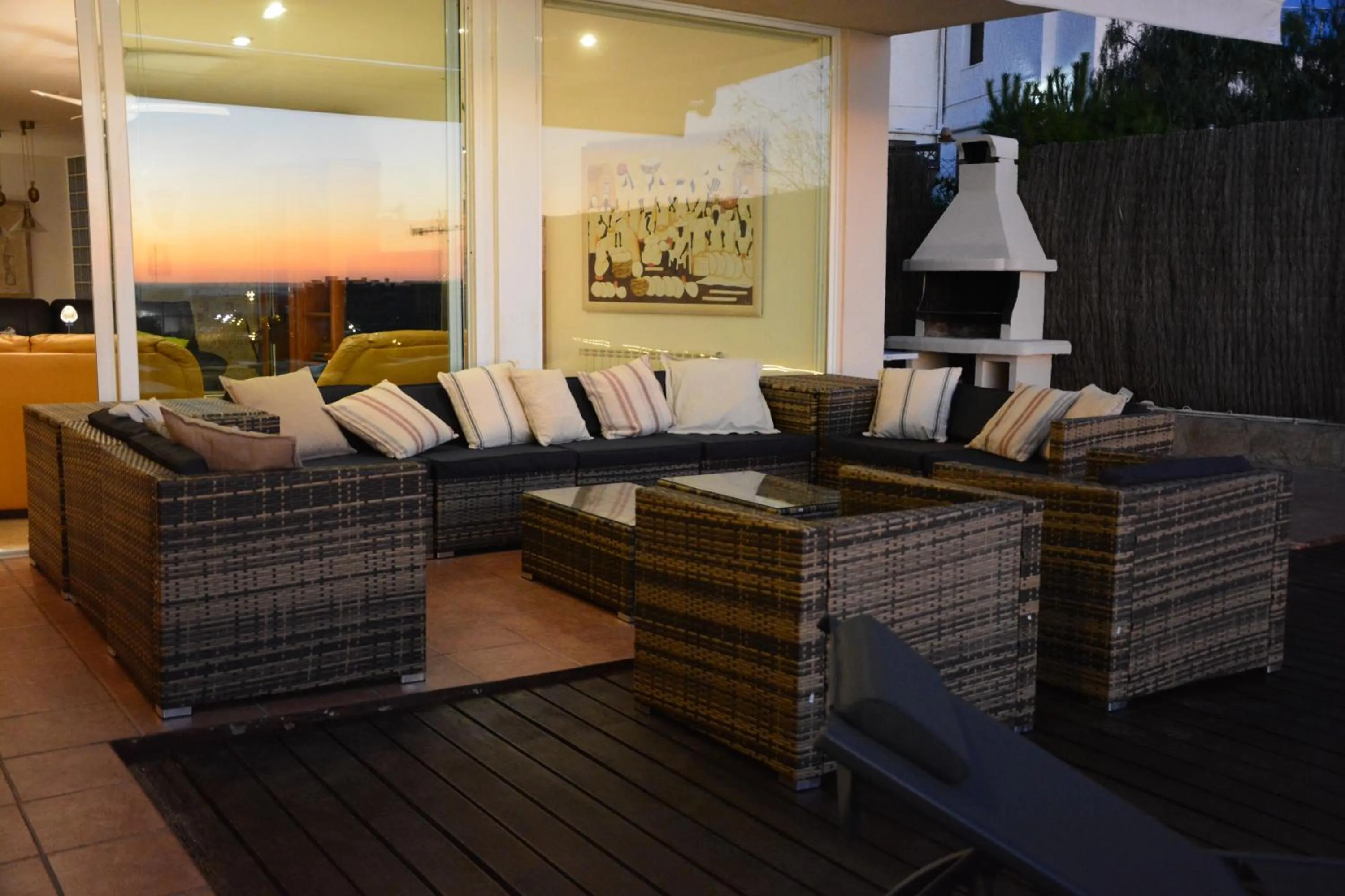 Villa Med A 2 kilometros andando de la playa, del puerto de Aguadoç y a 4 del centro de Sitges Muy Soleada todo el dia Capacidad superior a 16 personas NO REQUIERE COCHE