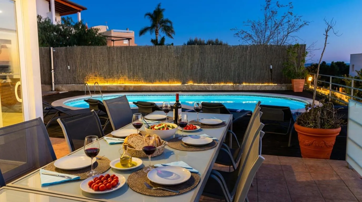 Villa Med A 2 kilometros andando de la playa, del puerto de Aguadoç y a 4 del centro de Sitges Muy Soleada todo el dia Capacidad superior a 16 personas NO REQUIERE COCHE