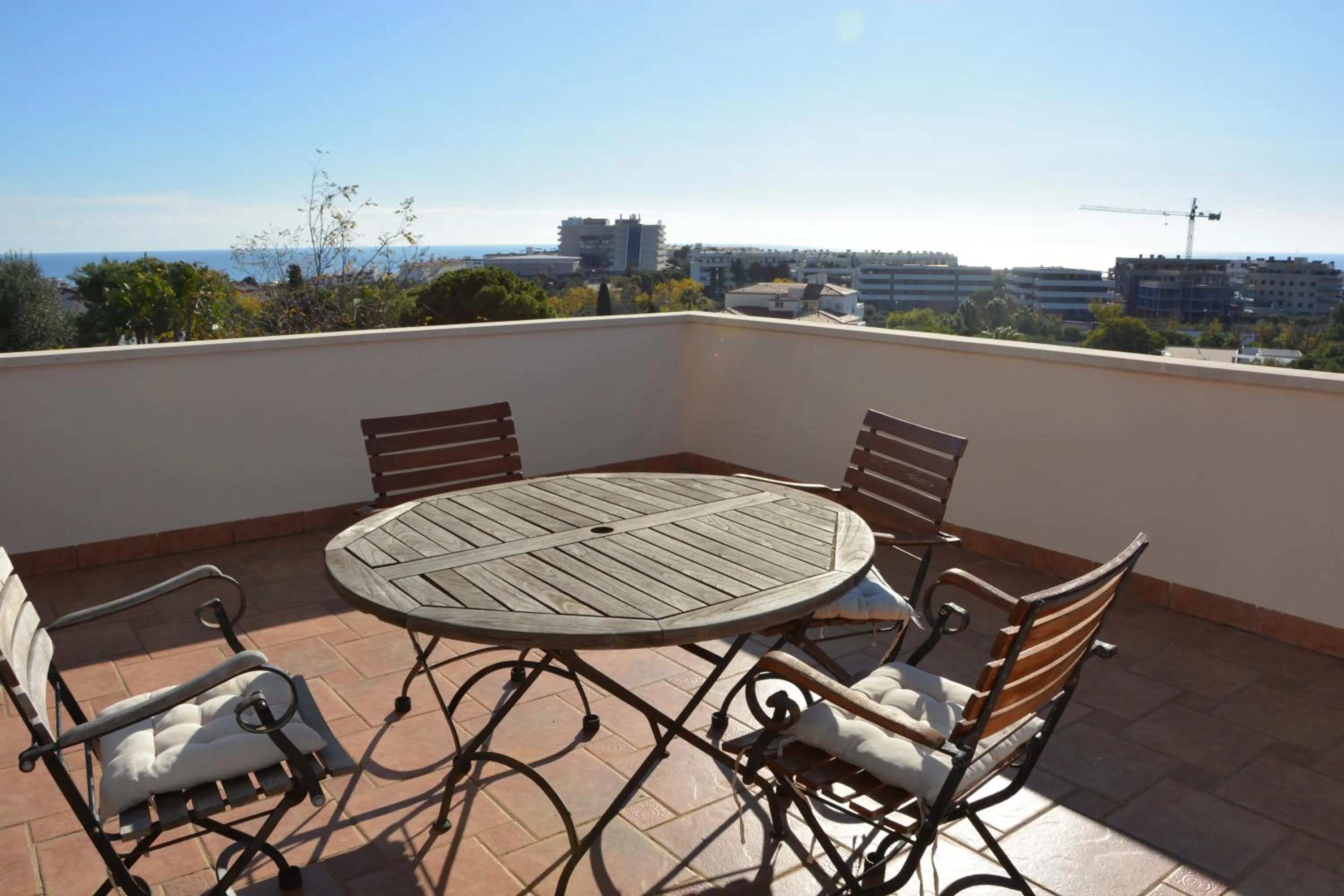 Villa Med A 2 kilometros andando de la playa, del puerto de Aguadoç y a 4 del centro de Sitges Muy Soleada todo el dia Capacidad superior a 16 personas NO REQUIERE COCHE