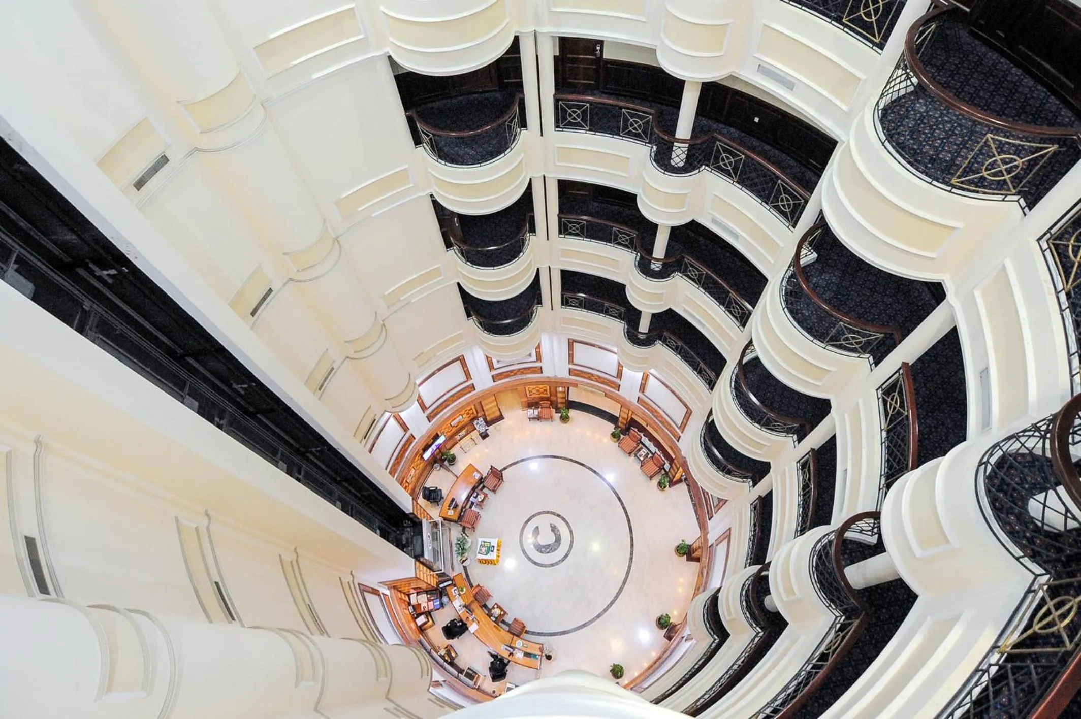 Inner courtyard view in Ramee California Hotel