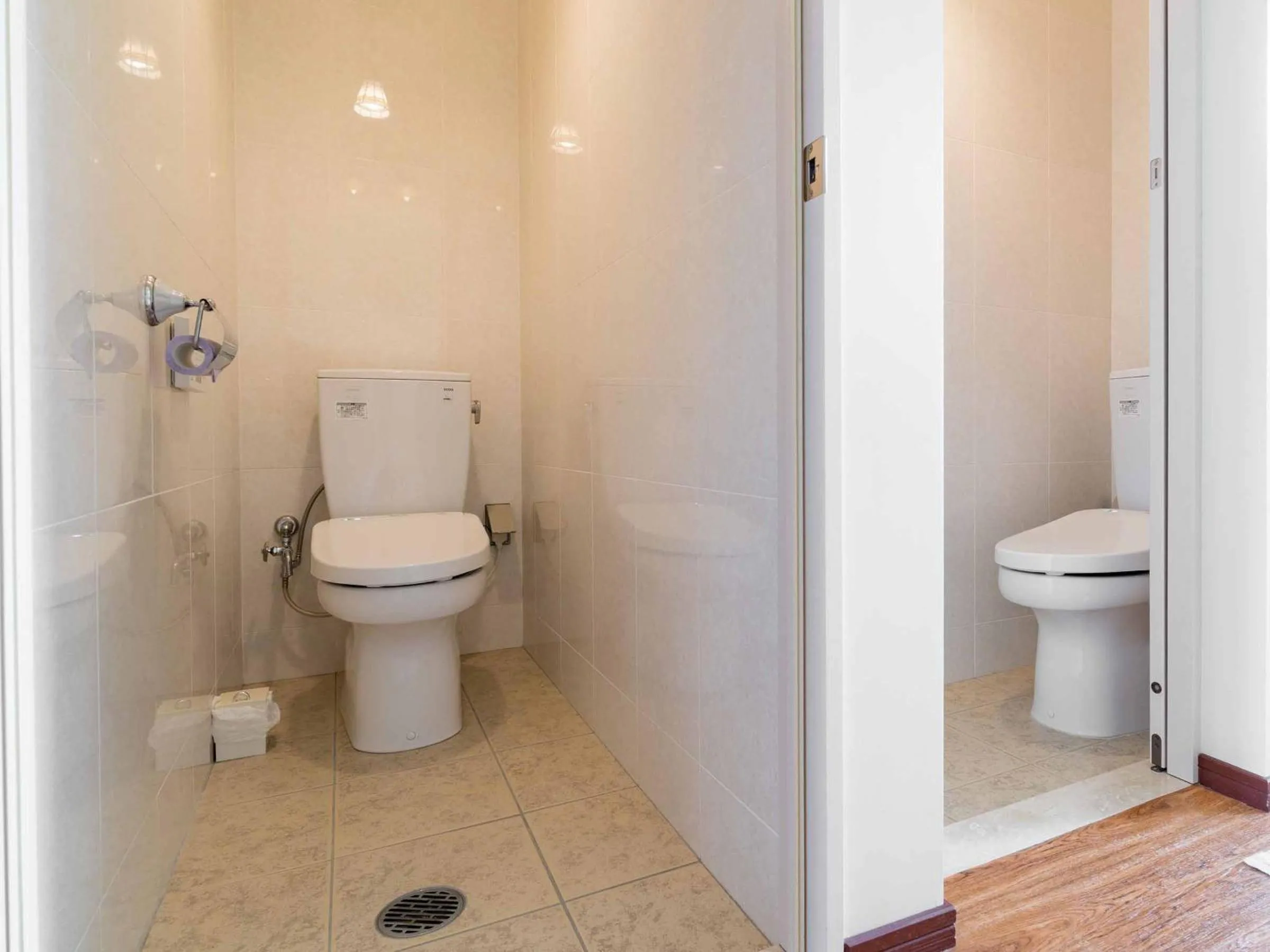 Toilet in Auberge Bonne Chere Raout