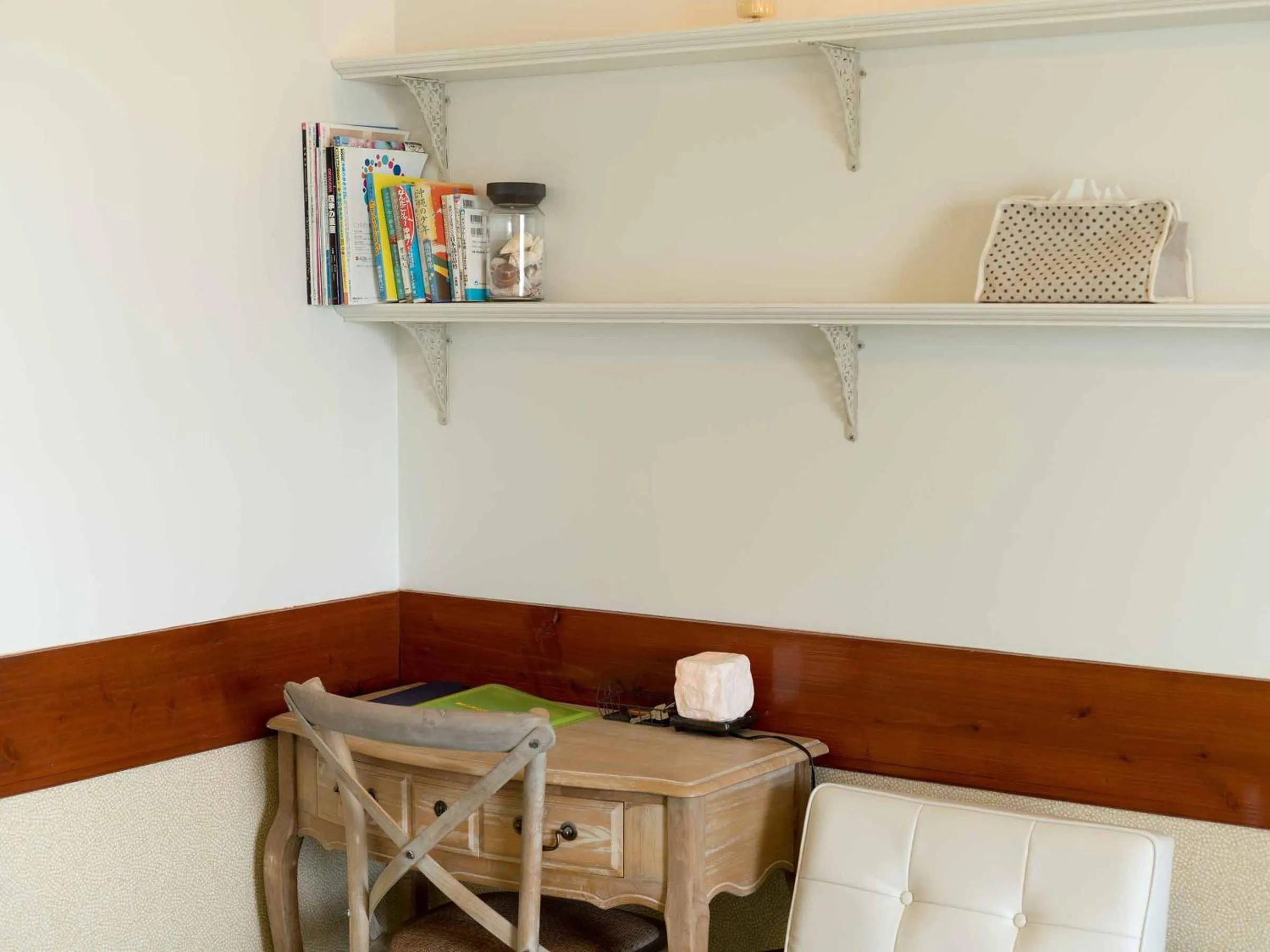 Decorative detail in Auberge Bonne Chere Raout