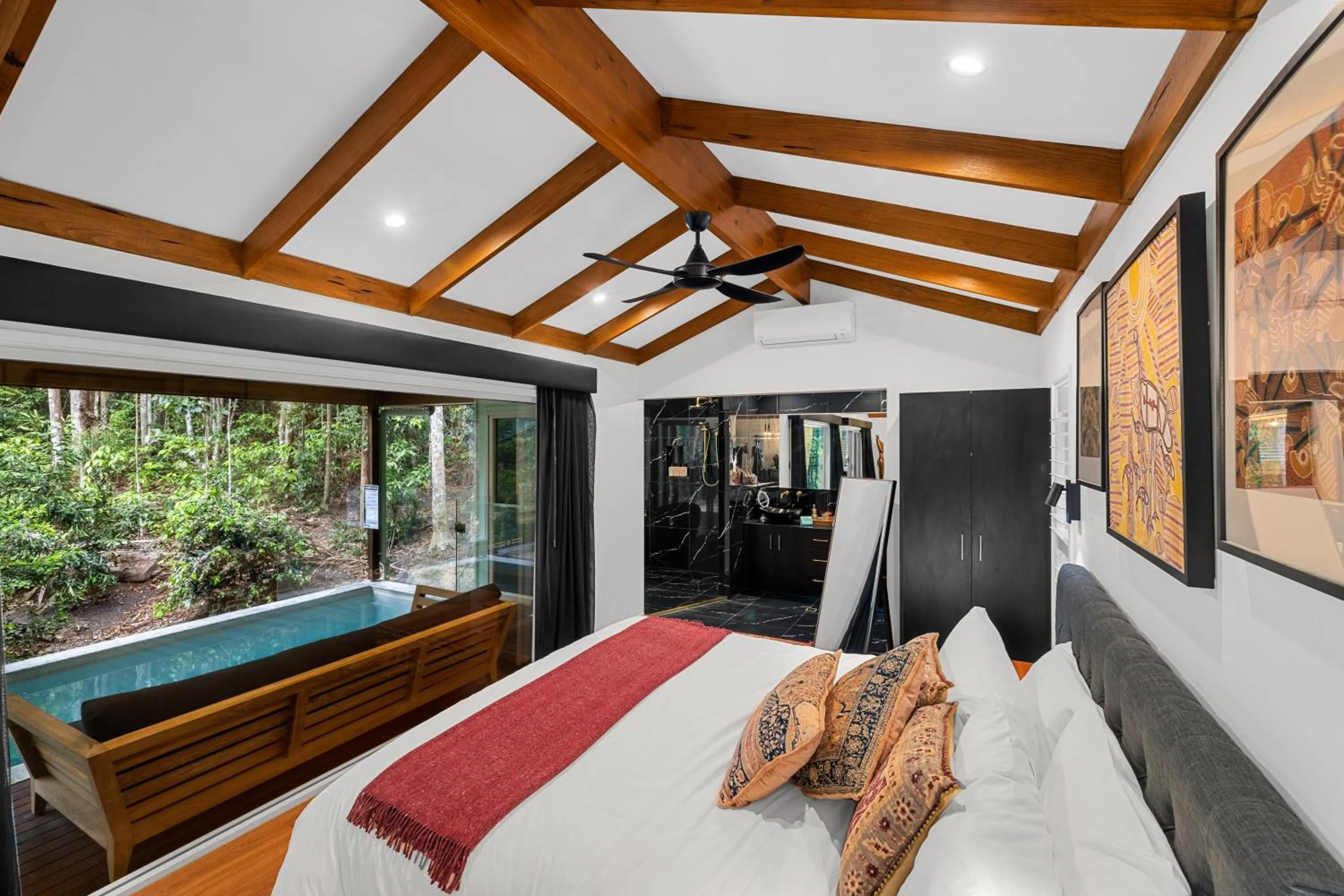 Bed in Narrows Escape Rainforest Retreat