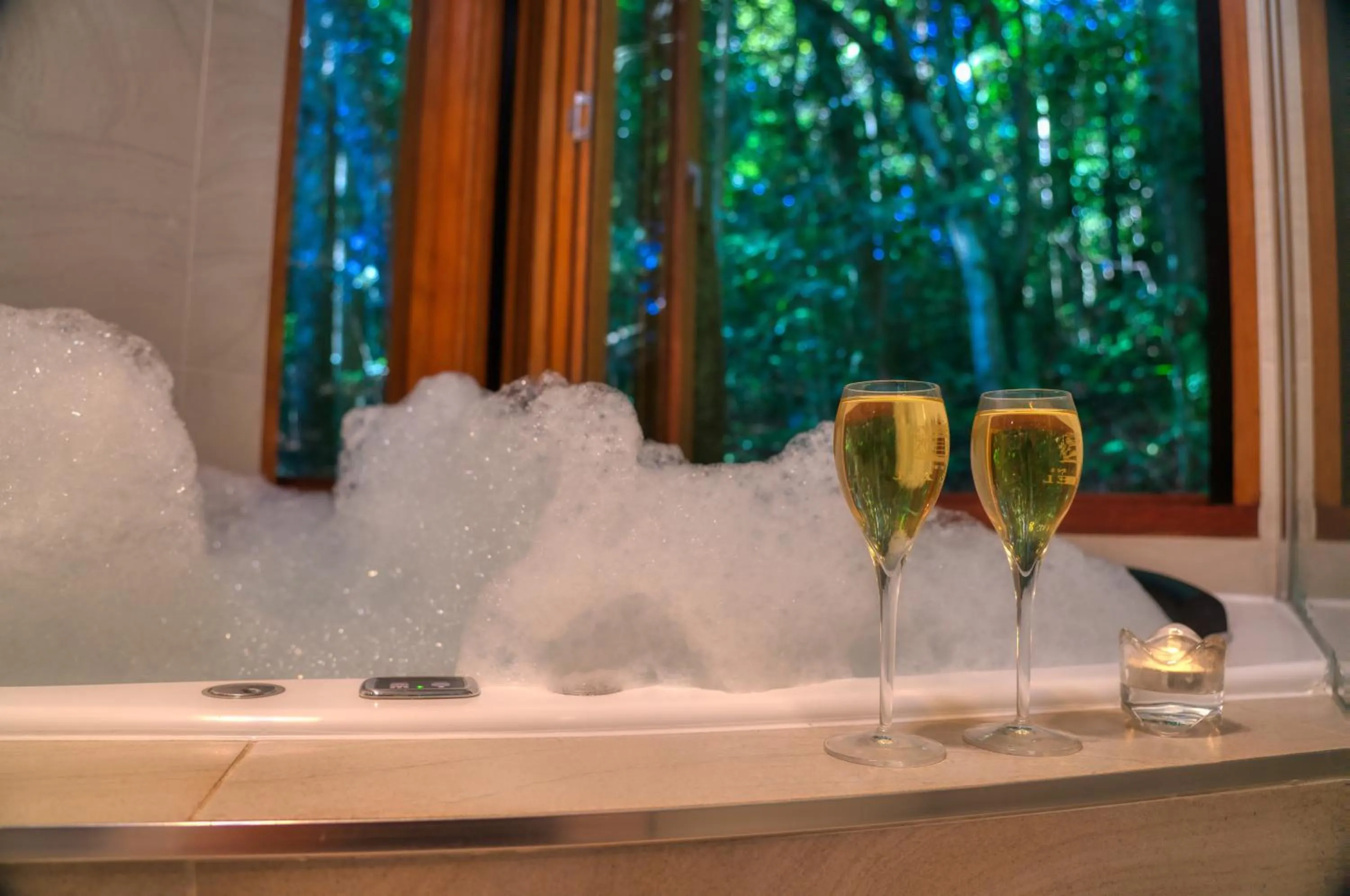 Hot Tub in Narrows Escape Rainforest Retreat
