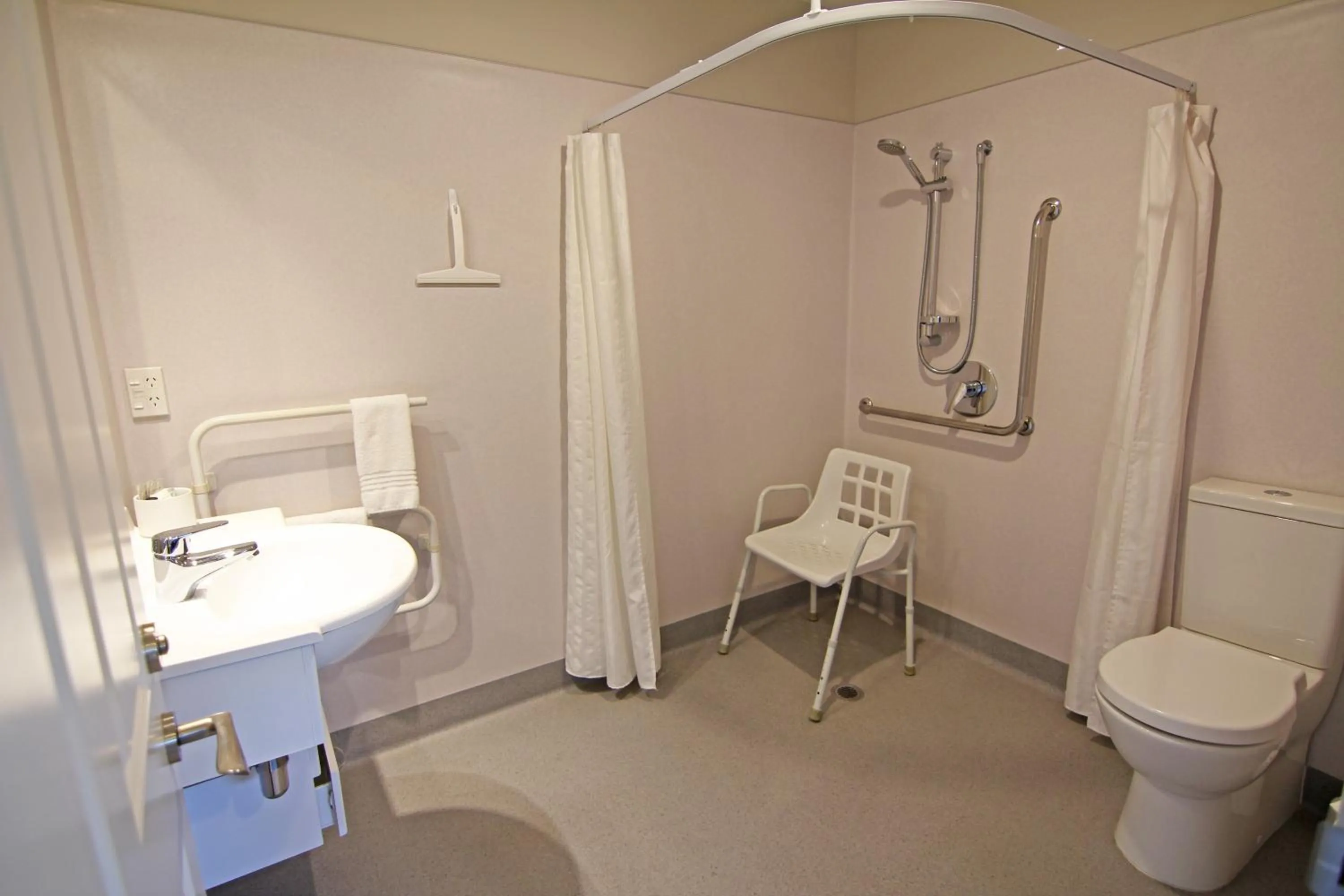 Bathroom in Hanmer Apartments