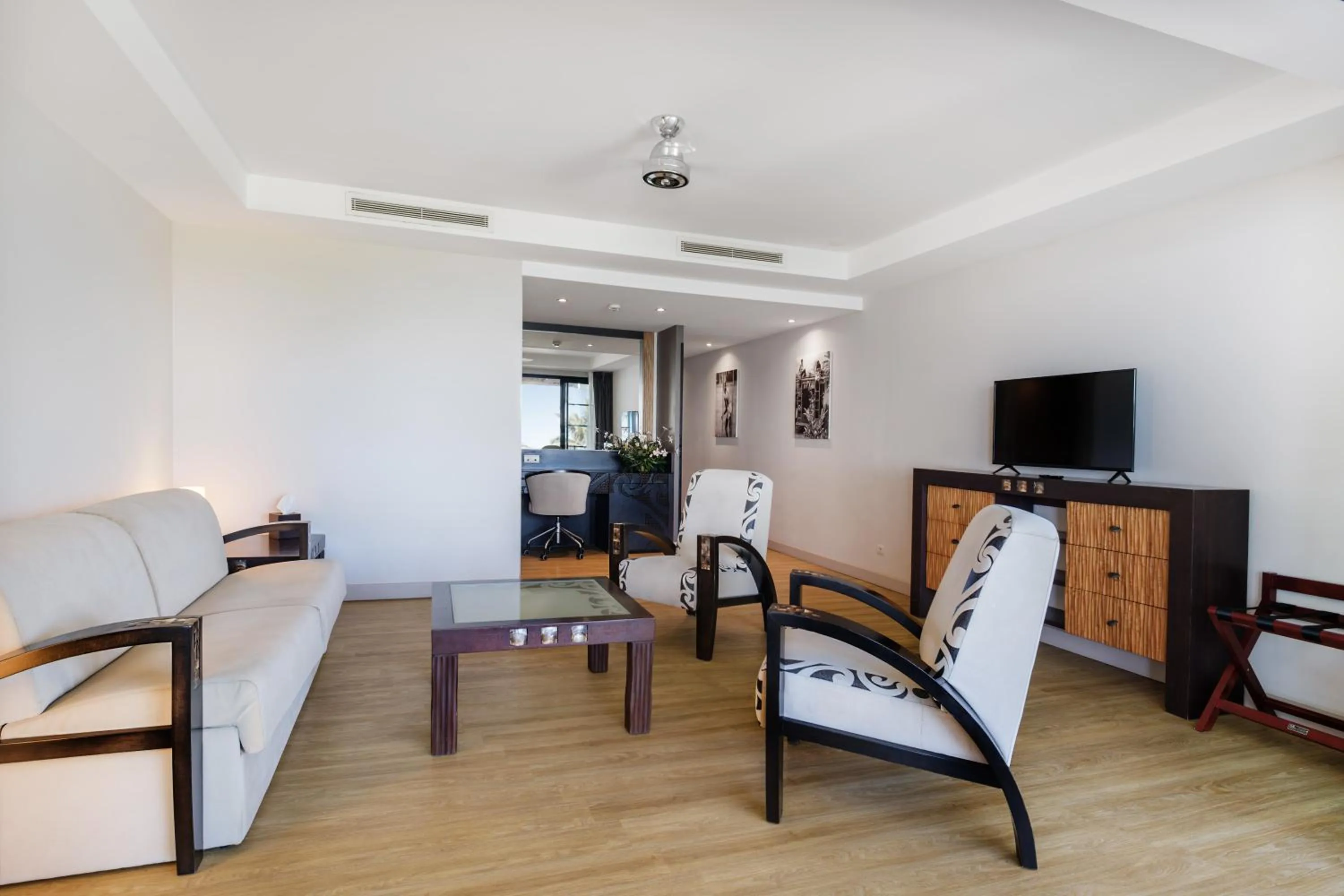 Communal lounge/ TV room in Te Moana Tahiti Resort