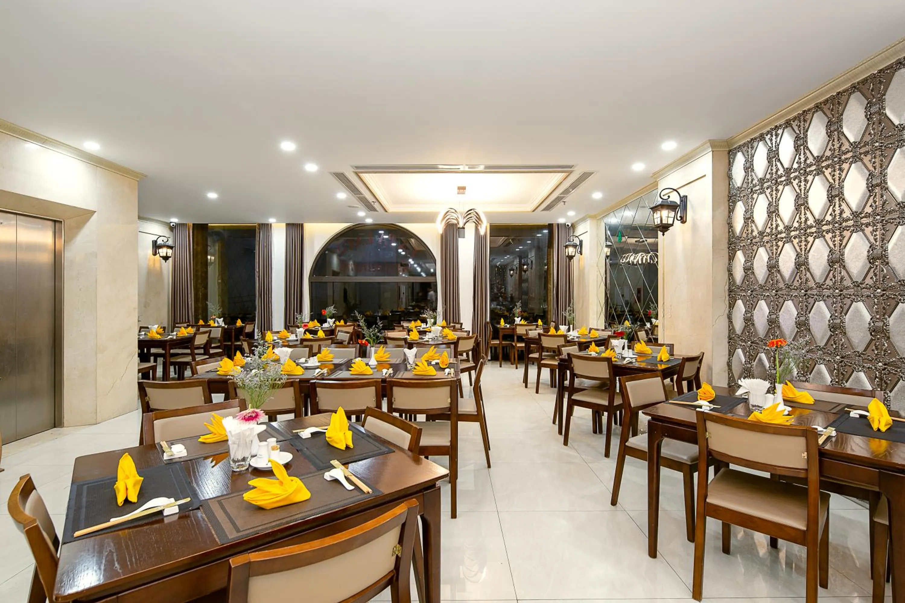Restaurant/places to eat in Dylan Hotel Danang