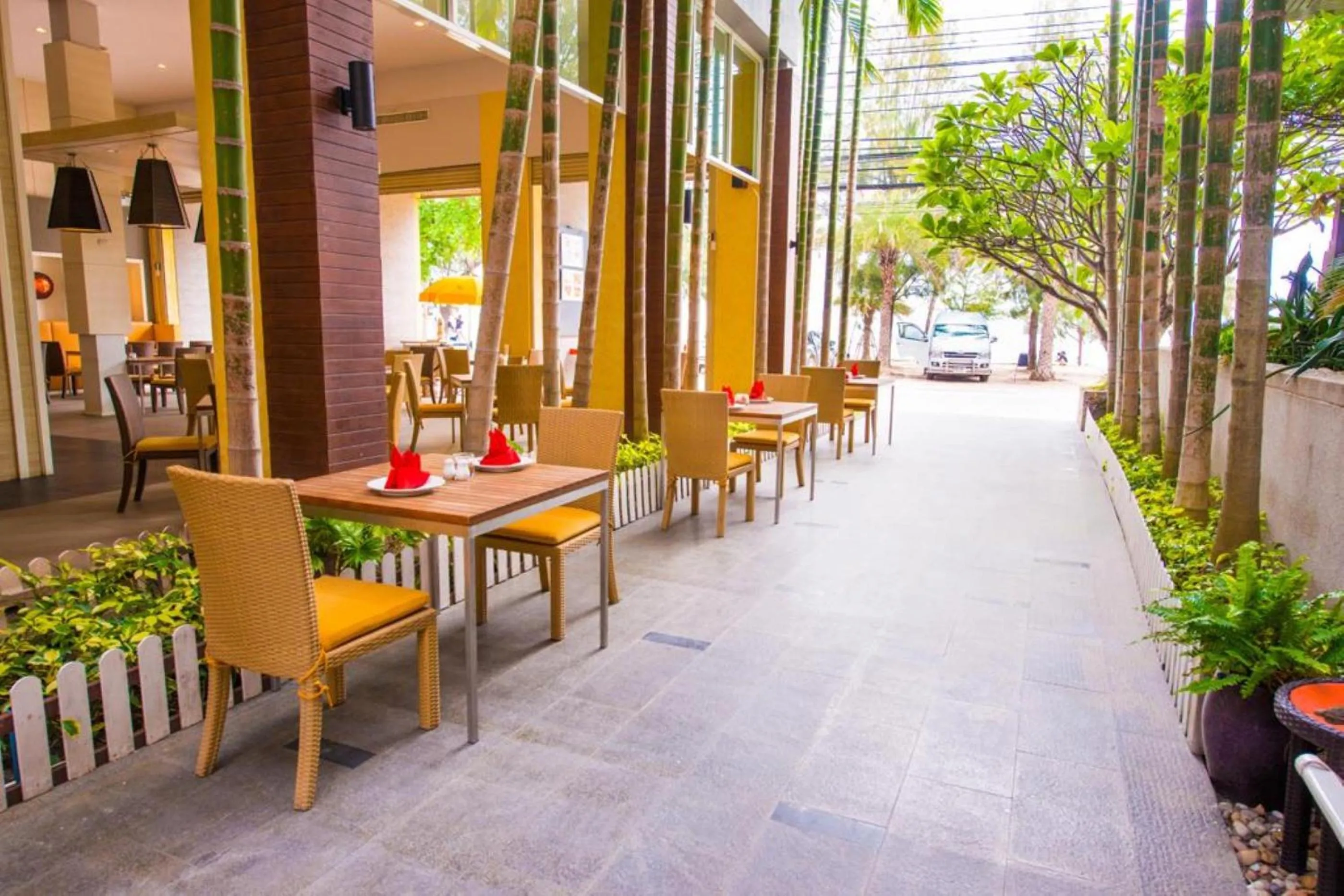 Restaurant/places to eat in FuramaXclusive Sandara Hua Hin at Cha-am Beach