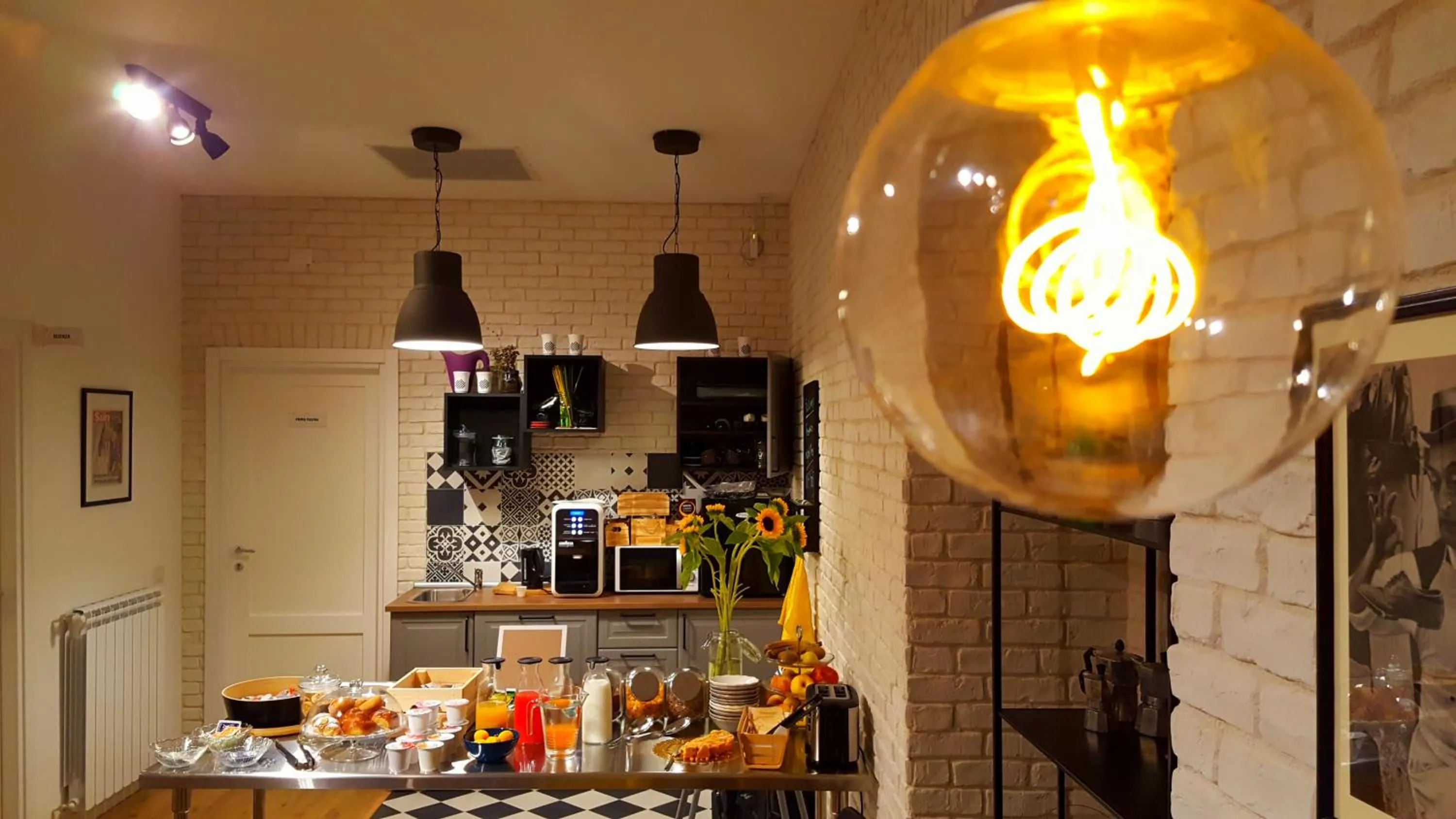 Communal lounge/ TV room in Daily Napoli - Lungomare