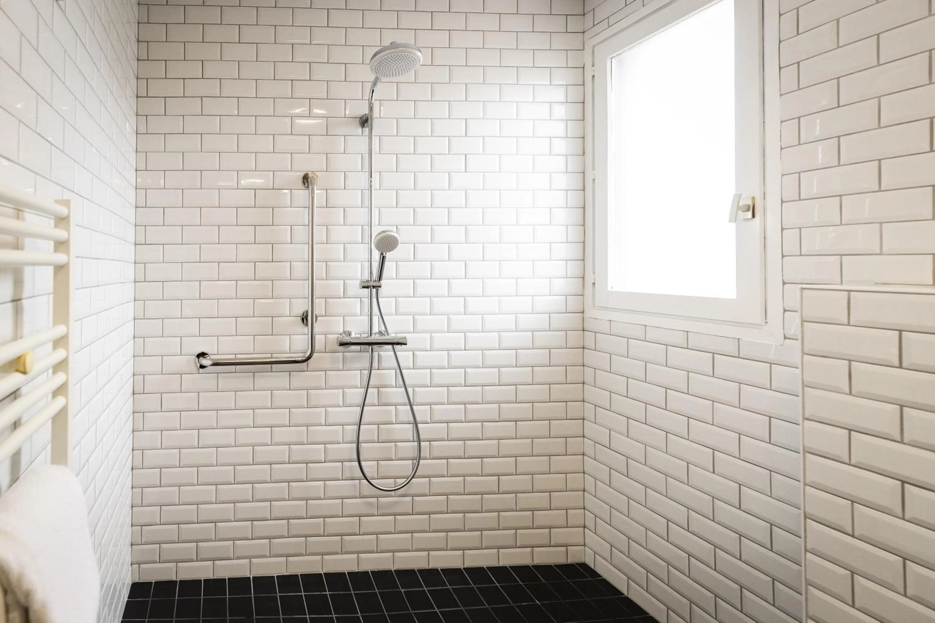 Shower in Hôtel Bastide