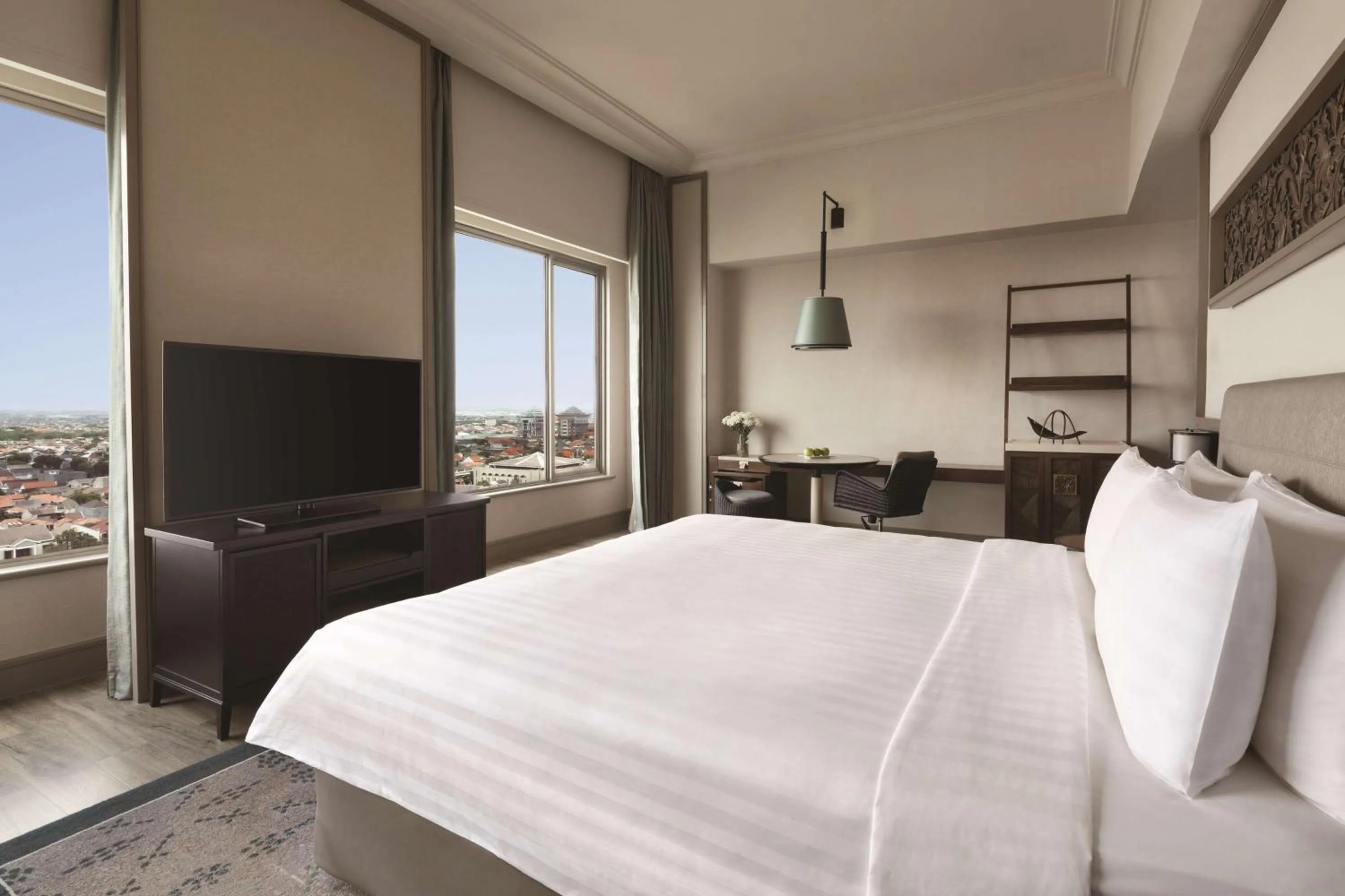 Photo of the whole room, Bed in Shangri-la Surabaya