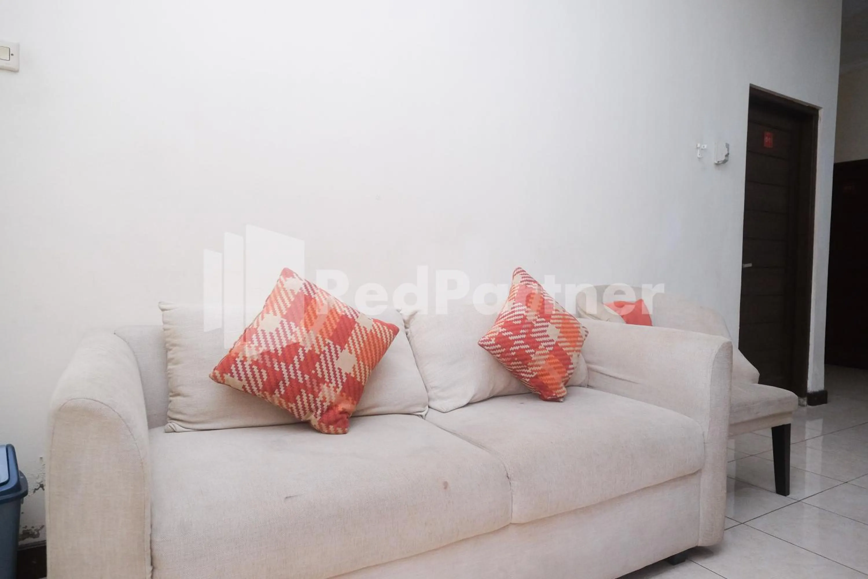 Seating area in Tatti Inn Syariah Seturan RedPartner