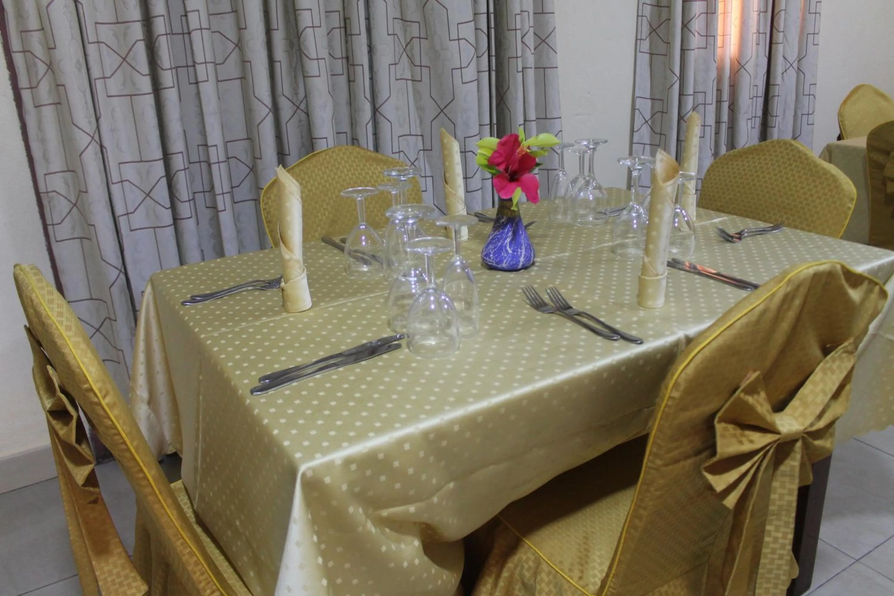 Restaurant/places to eat in Hotel Novela Star