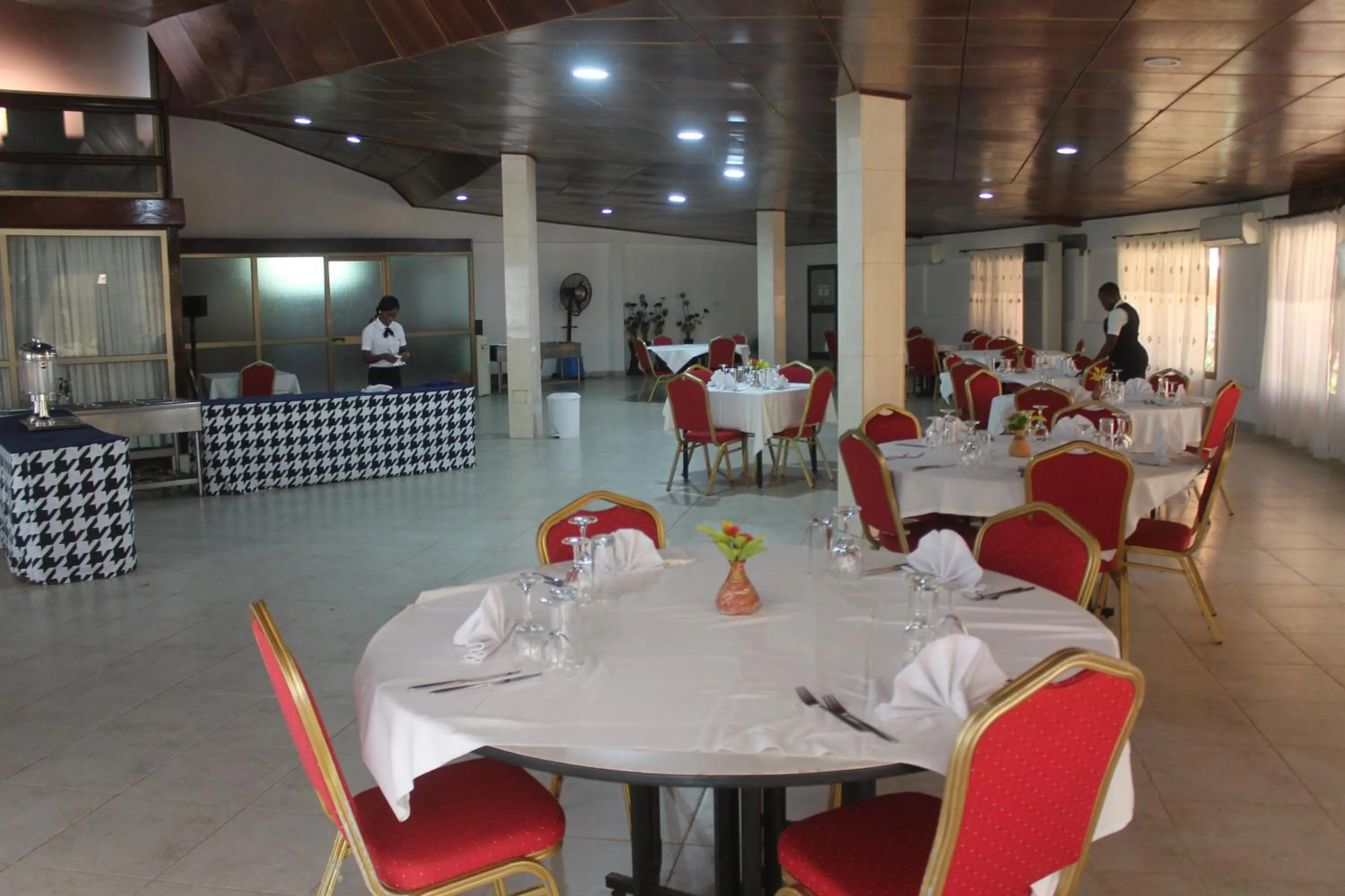 Restaurant/places to eat in Hotel Novela Star