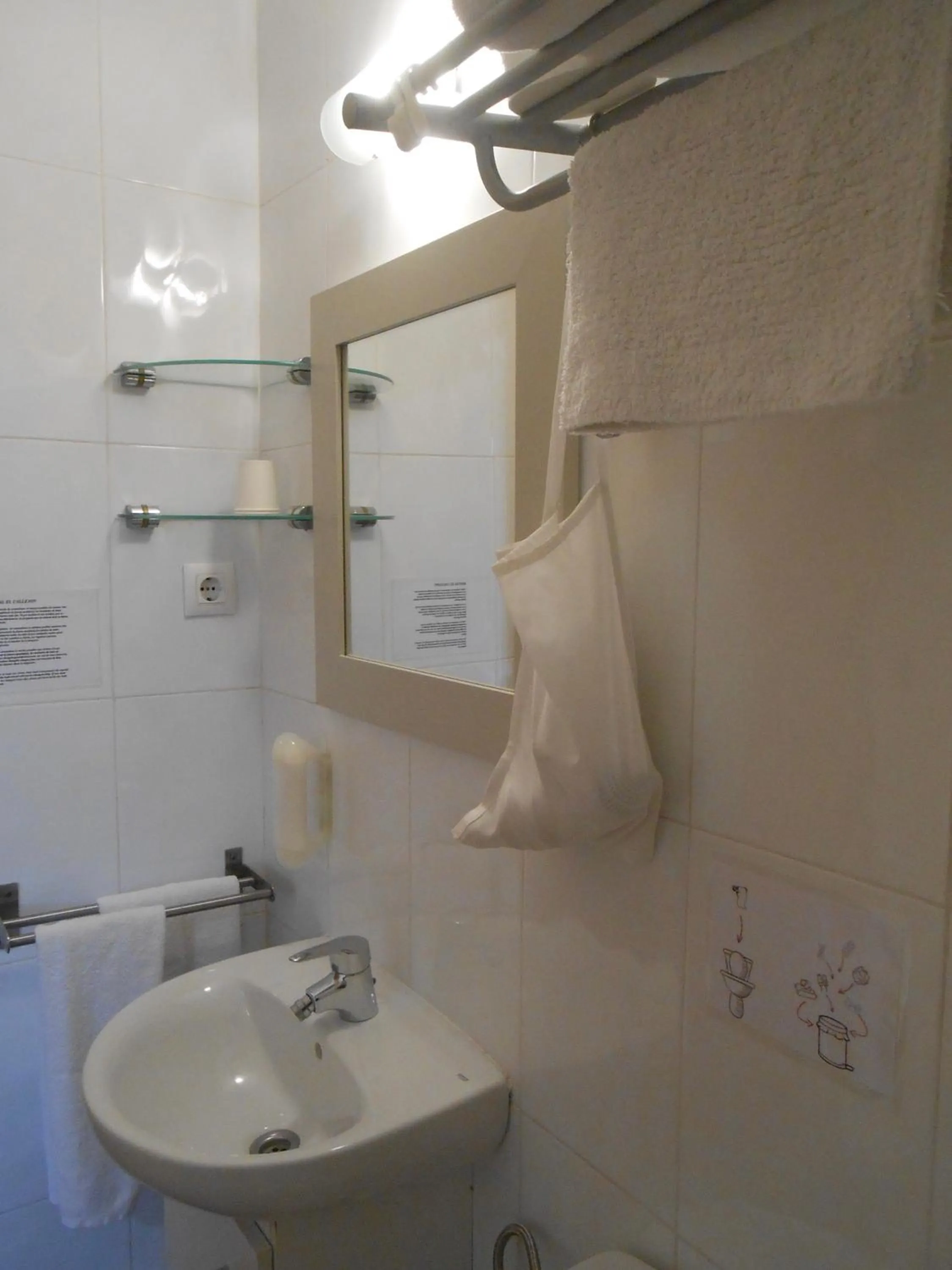 Bathroom in Hostal El Callejón