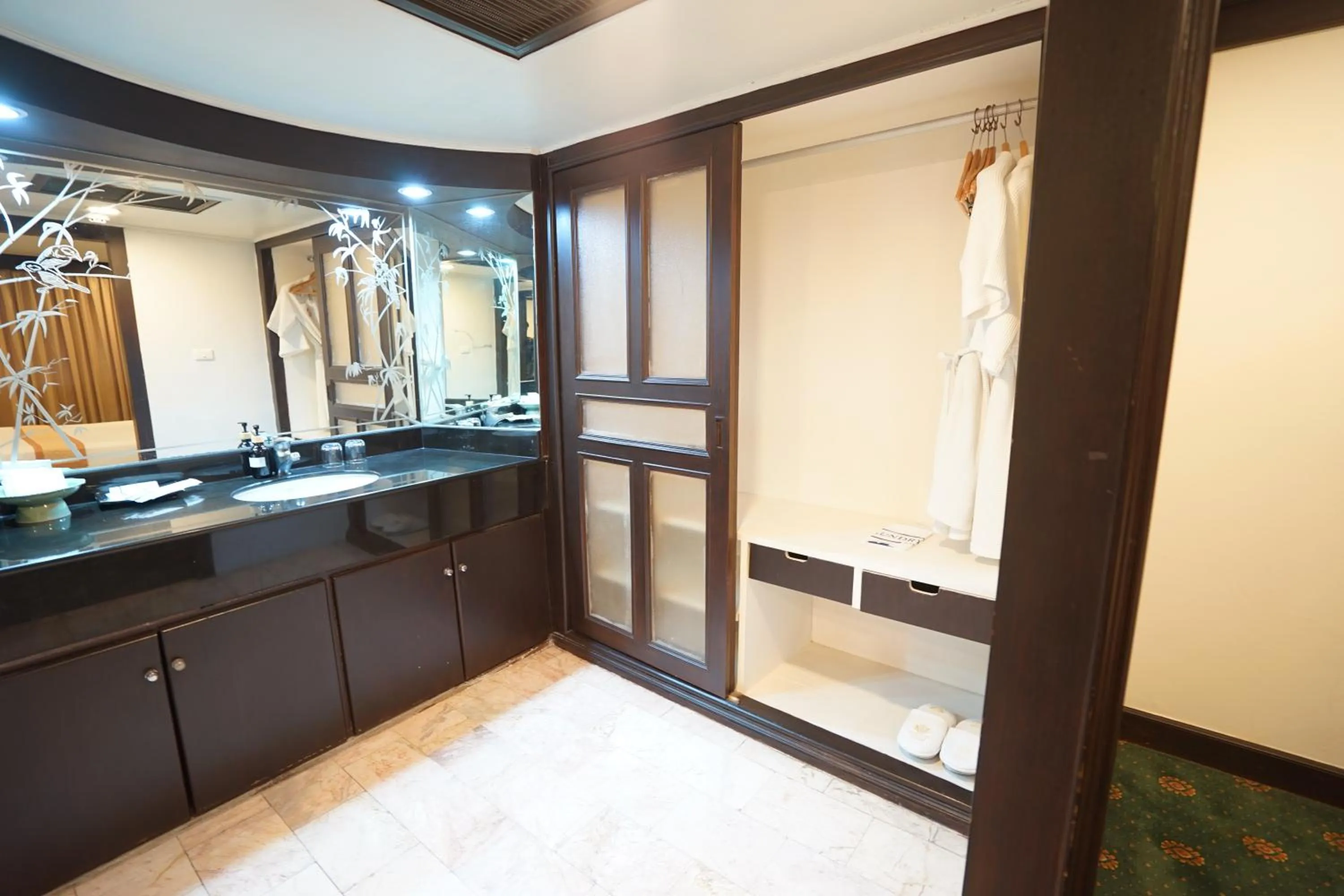 Shower in King Park Avenue Hotel Bangkok