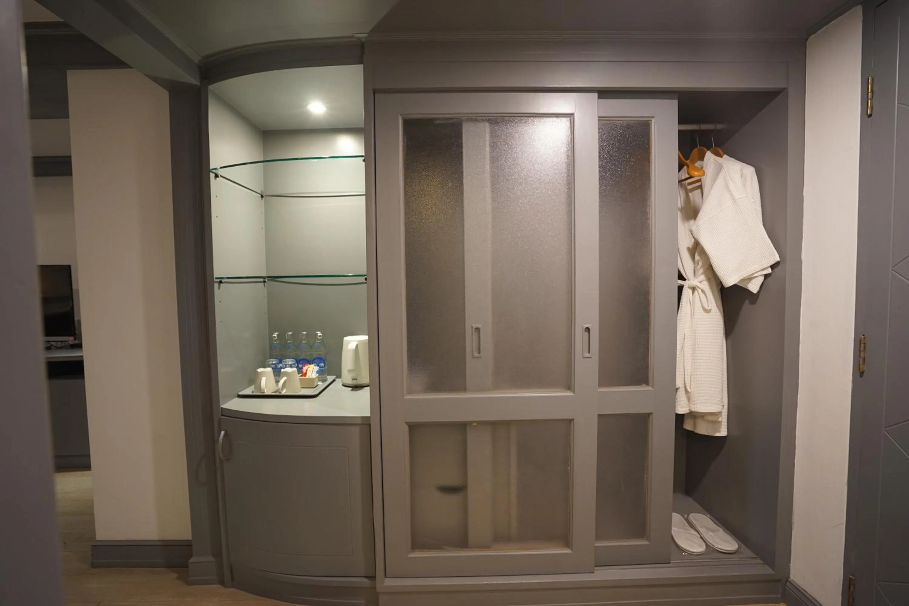 wardrobe in King Park Avenue Hotel Bangkok