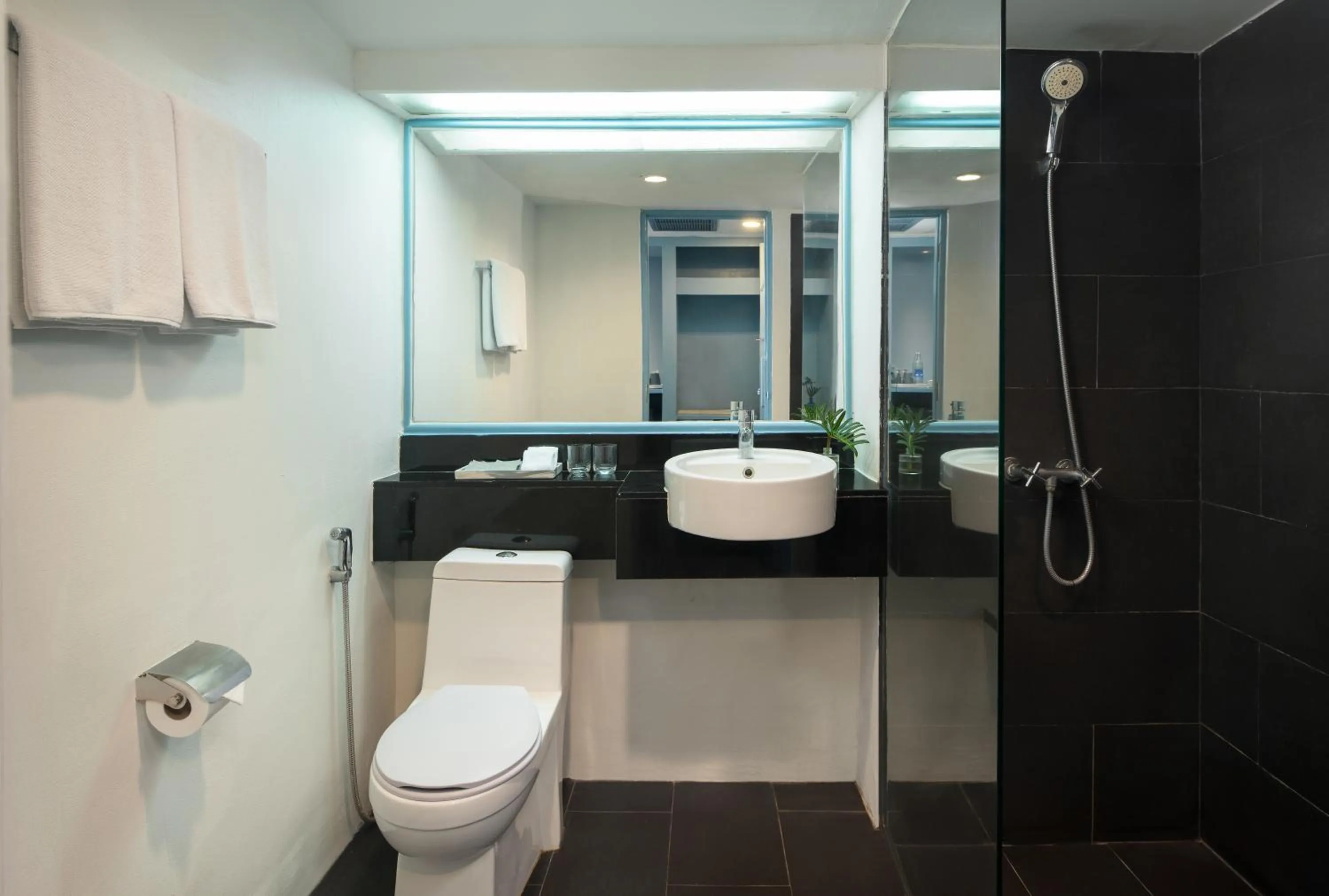 Shower in Cross Vibe Bangkok Srinakarin