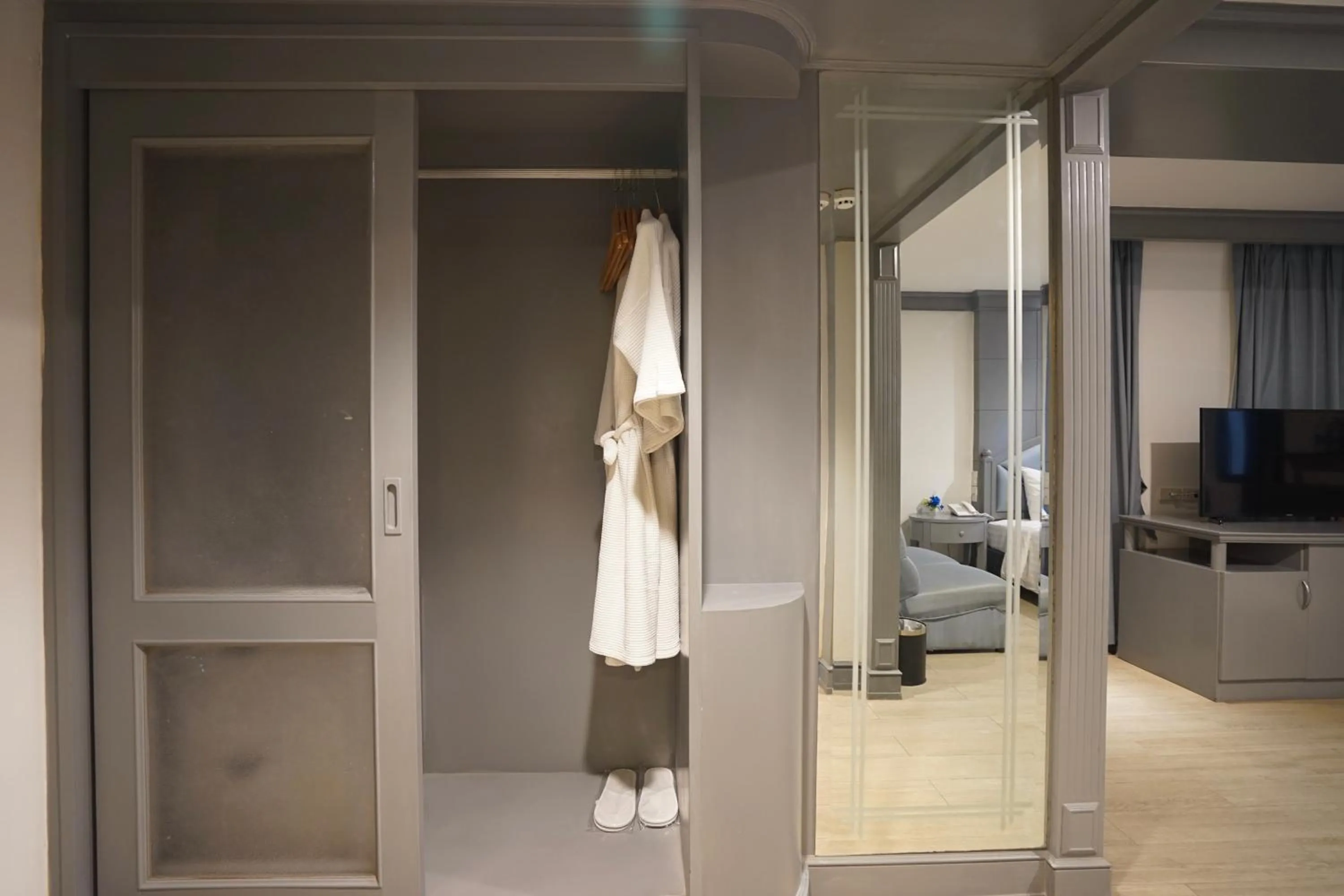 wardrobe, Bed in King Park Avenue Hotel Bangkok