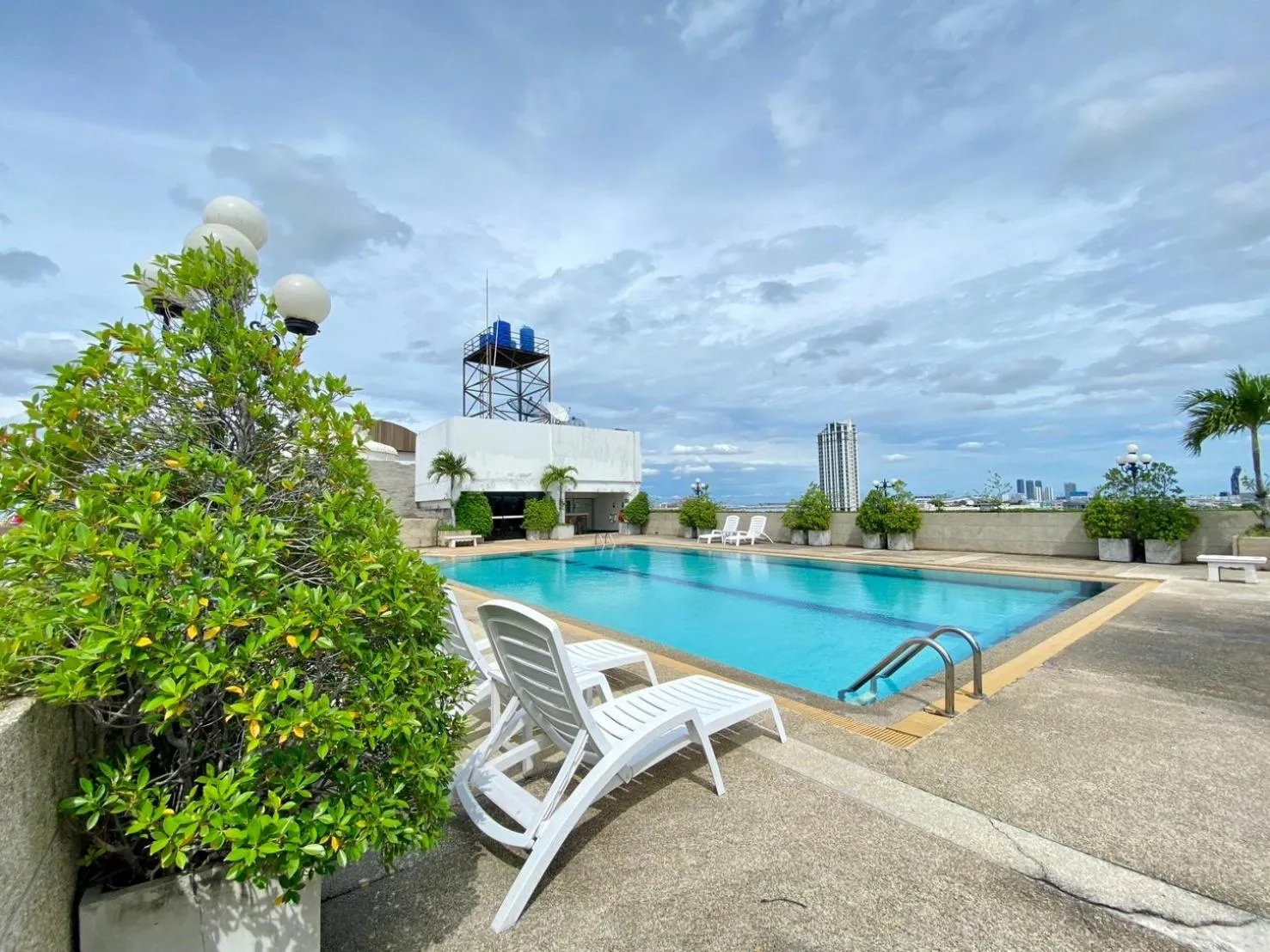 Swimming pool in King Park Avenue Hotel Bangkok