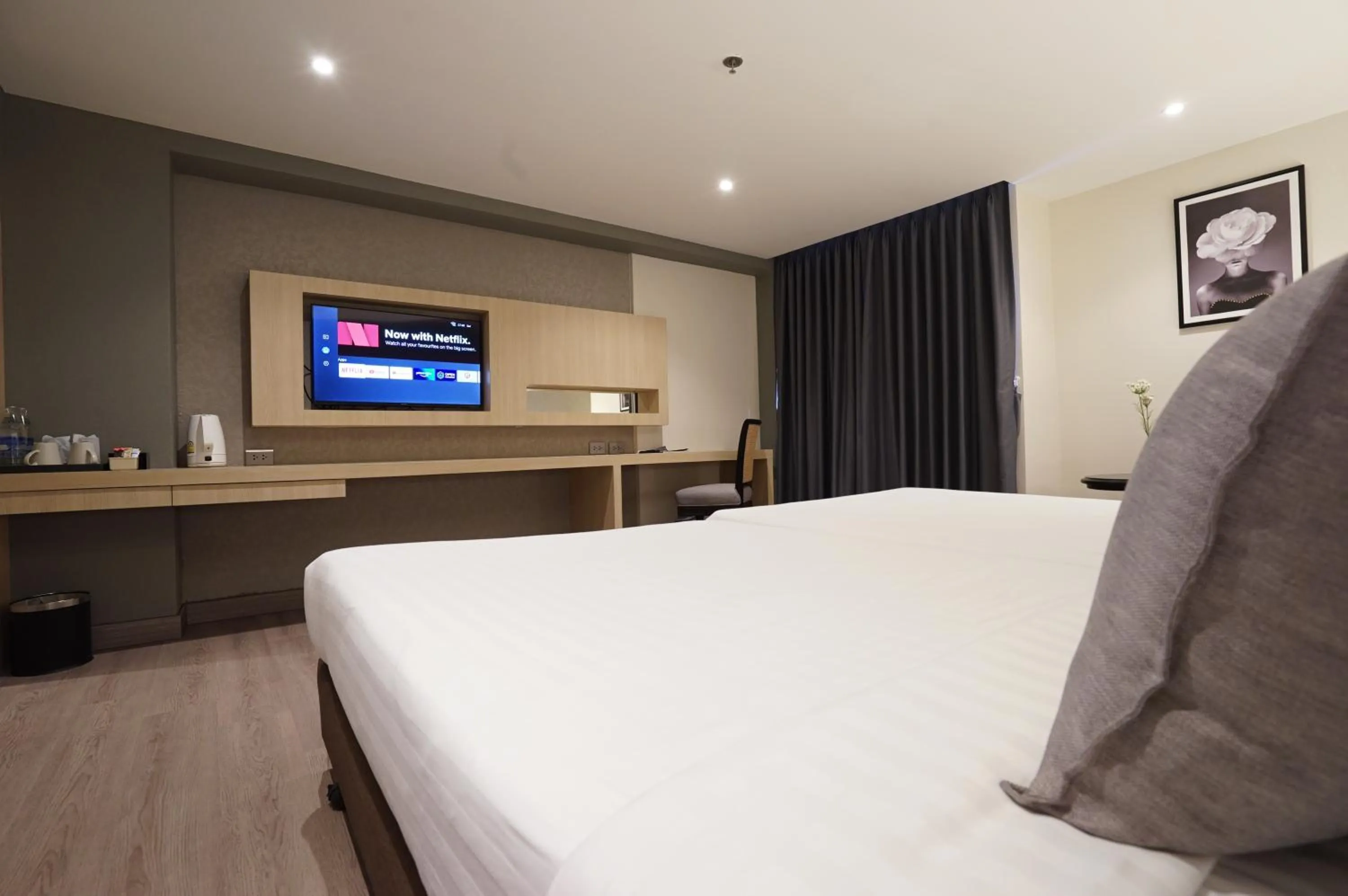 TV and multimedia, Bed in King Park Avenue Hotel Bangkok