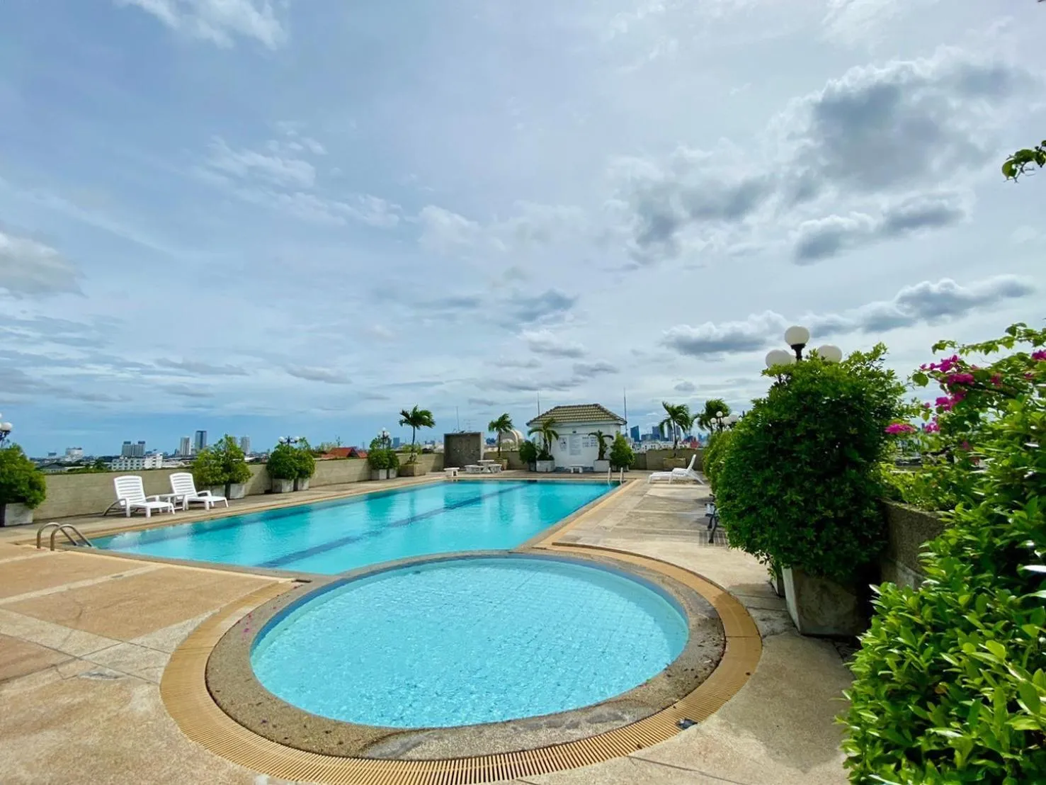Swimming pool in King Park Avenue Hotel Bangkok