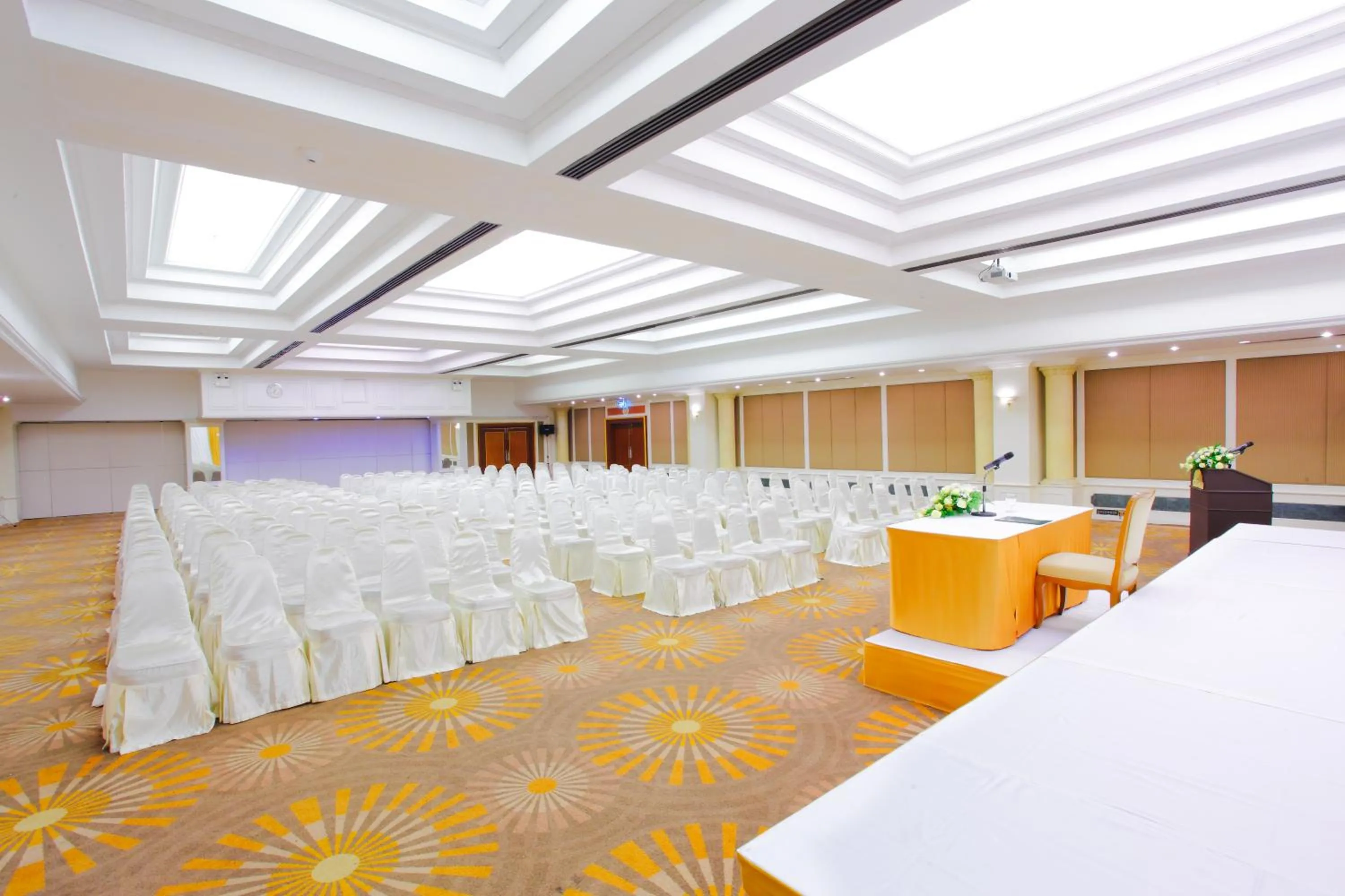 Restaurant/places to eat in King Park Avenue Hotel Bangkok