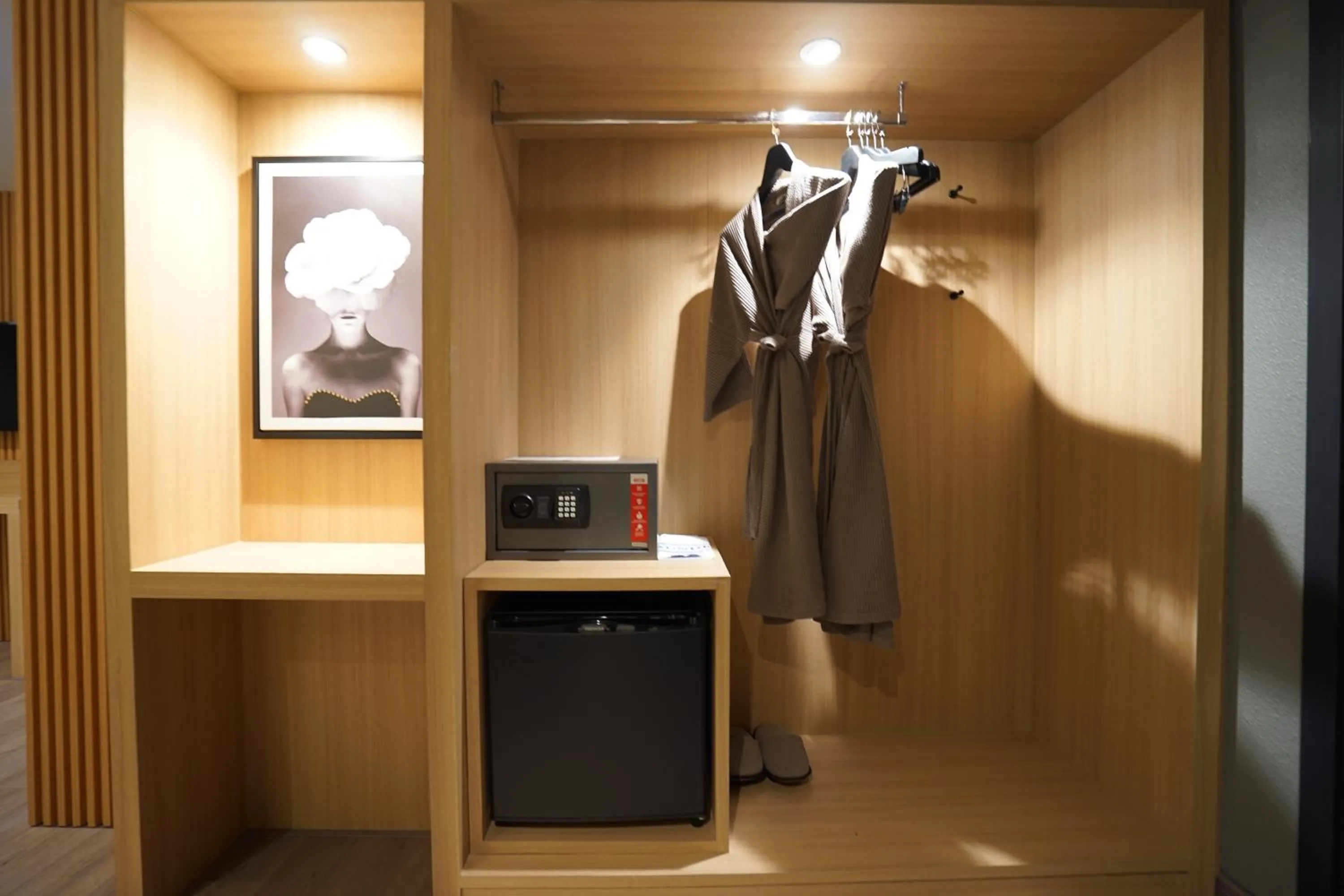 wardrobe in King Park Avenue Hotel Bangkok