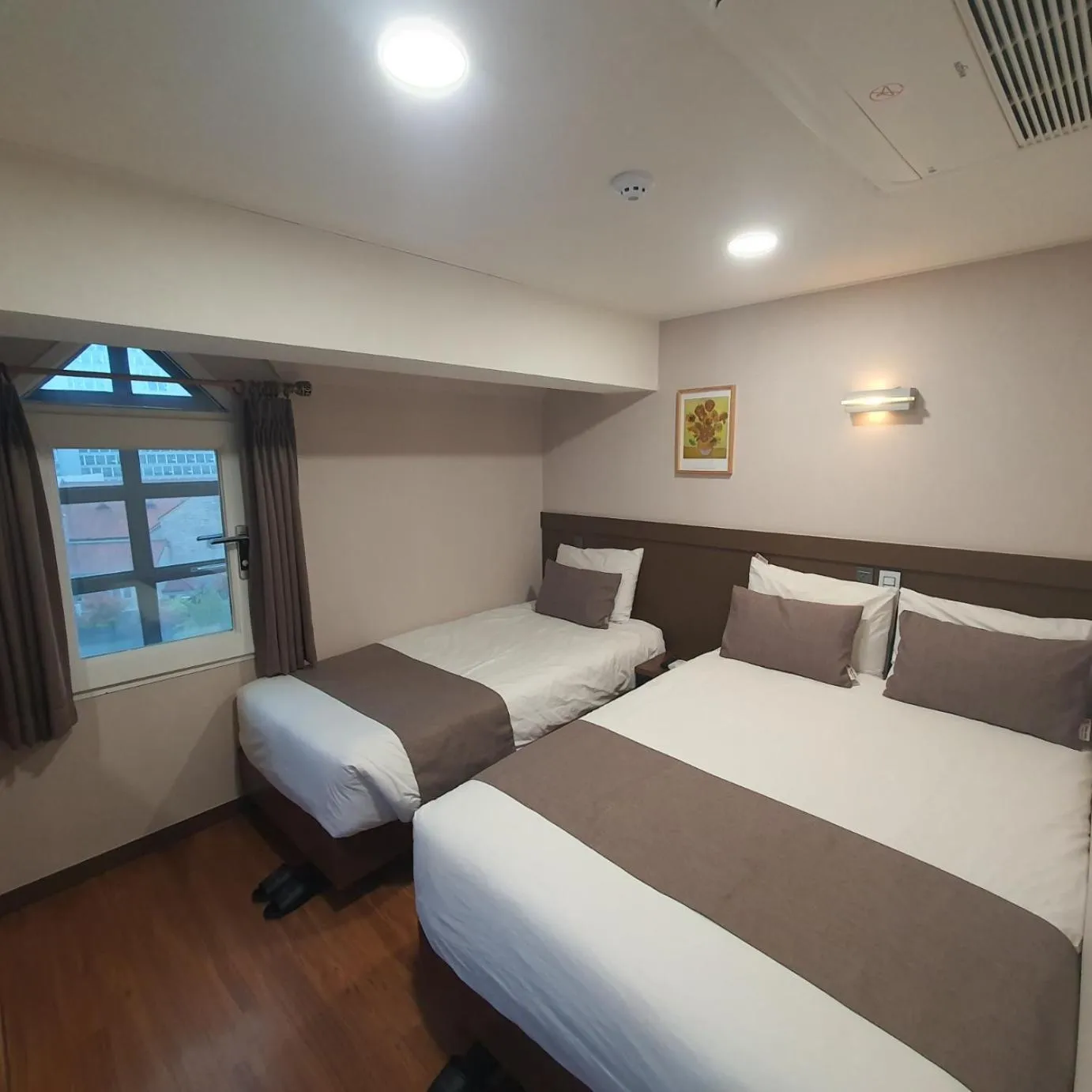 Bedroom, Bed in Ehwa In Myeongdong