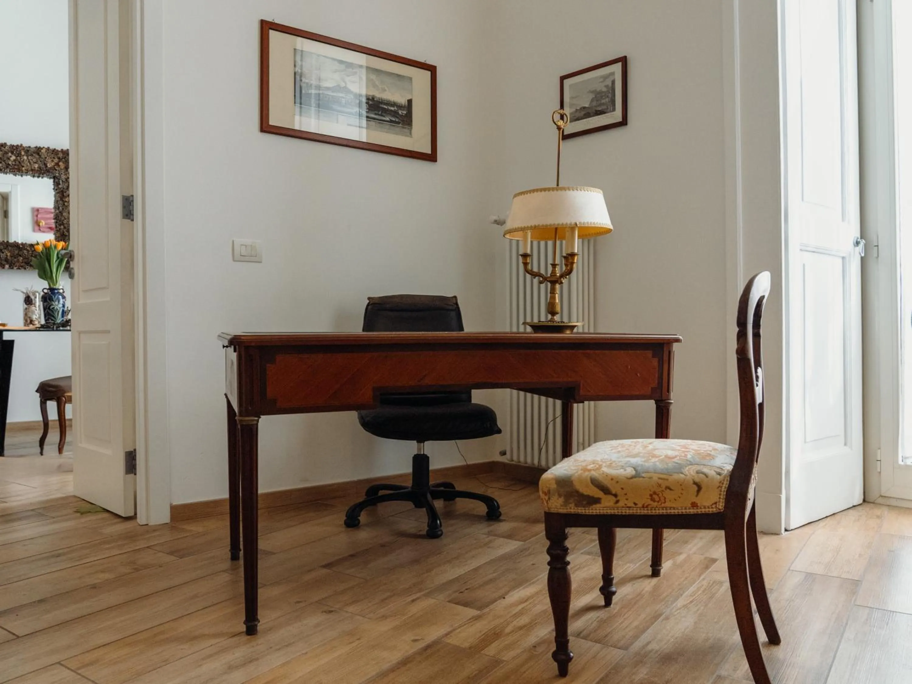 Seating area in Lo Specchio dei Papiri