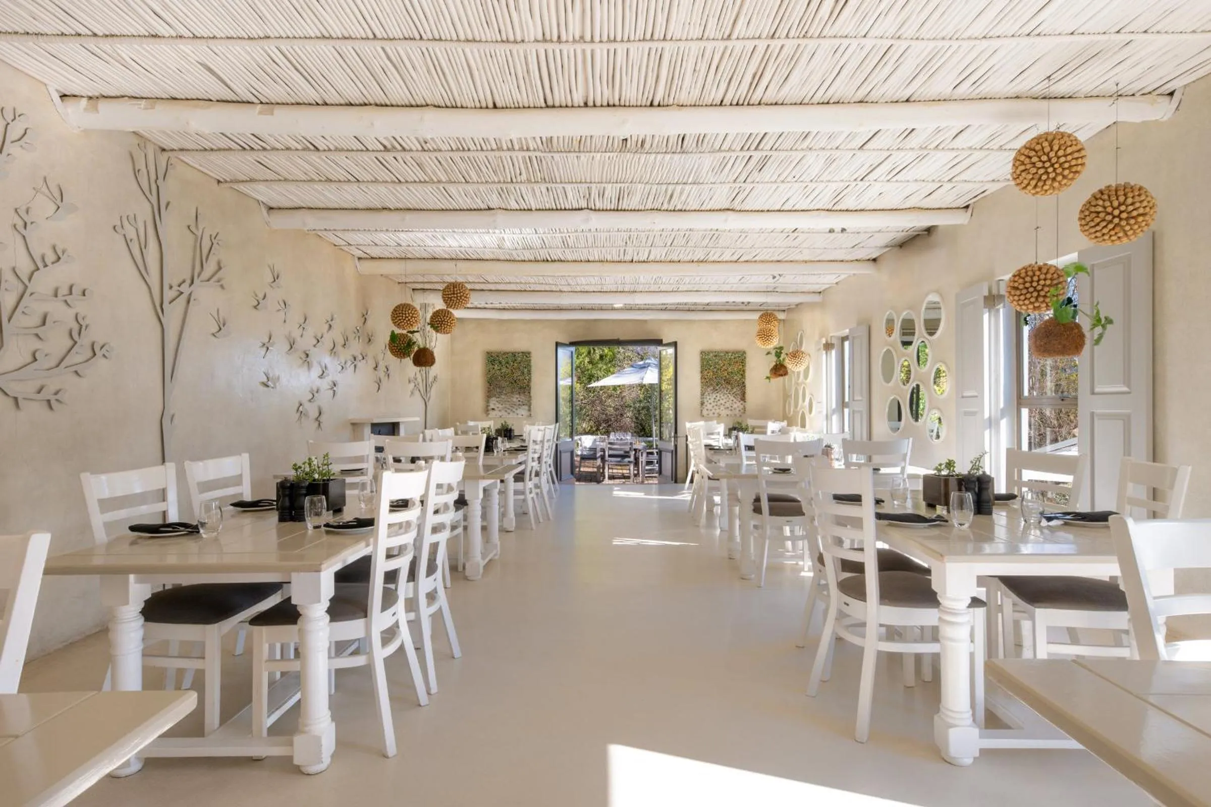 Restaurant/places to eat in Mont Rochelle Hotel and Vineyard