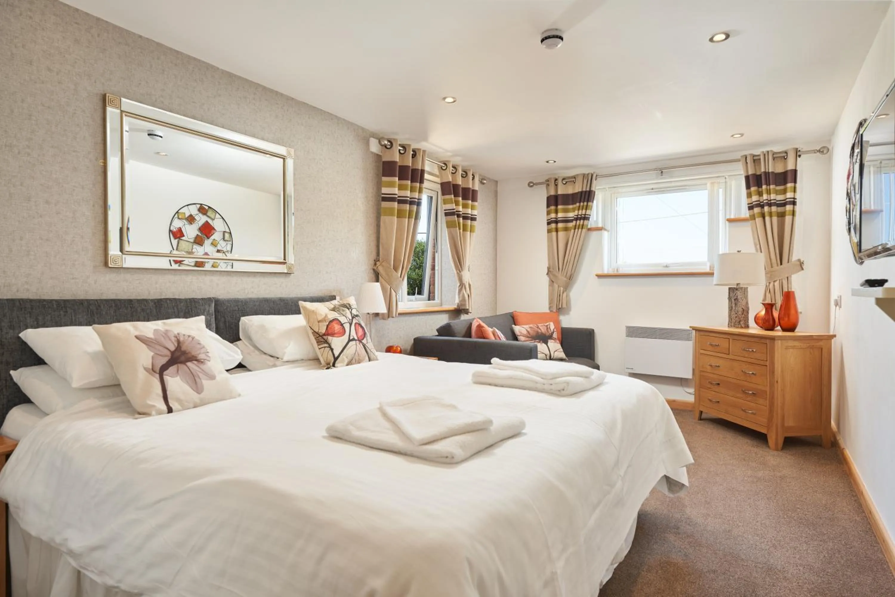 Bedroom, Bed in The Windmill Inn