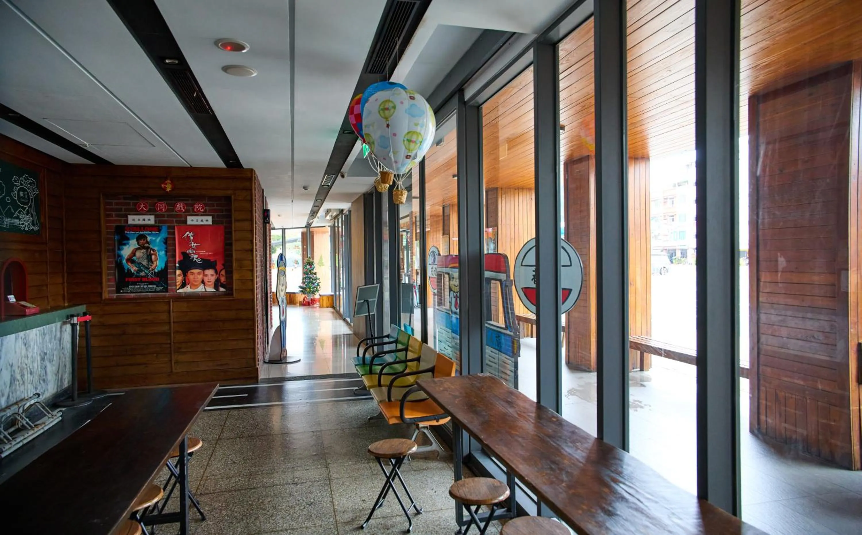 Communal lounge/ TV room in Traveller Inn TieHua Cultural and Creative Hotel