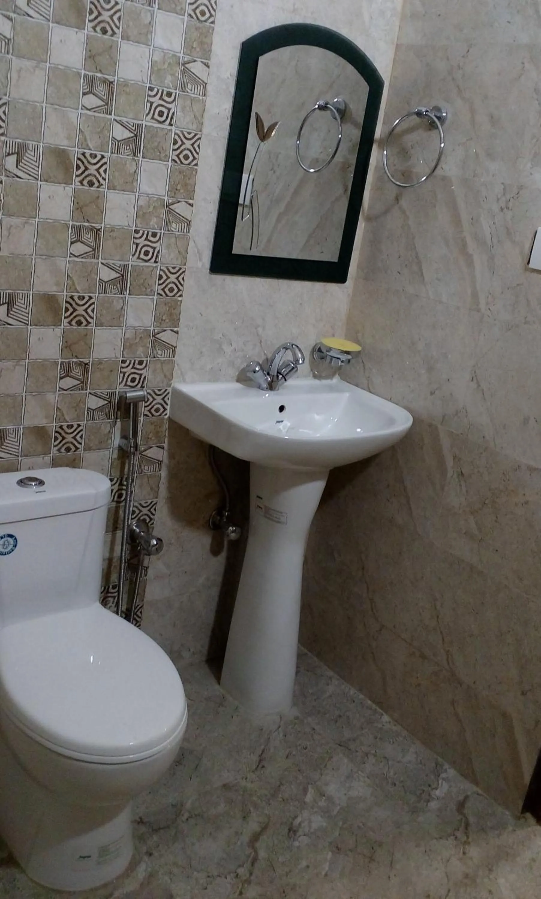 Shower in Hotel Emerald Valley