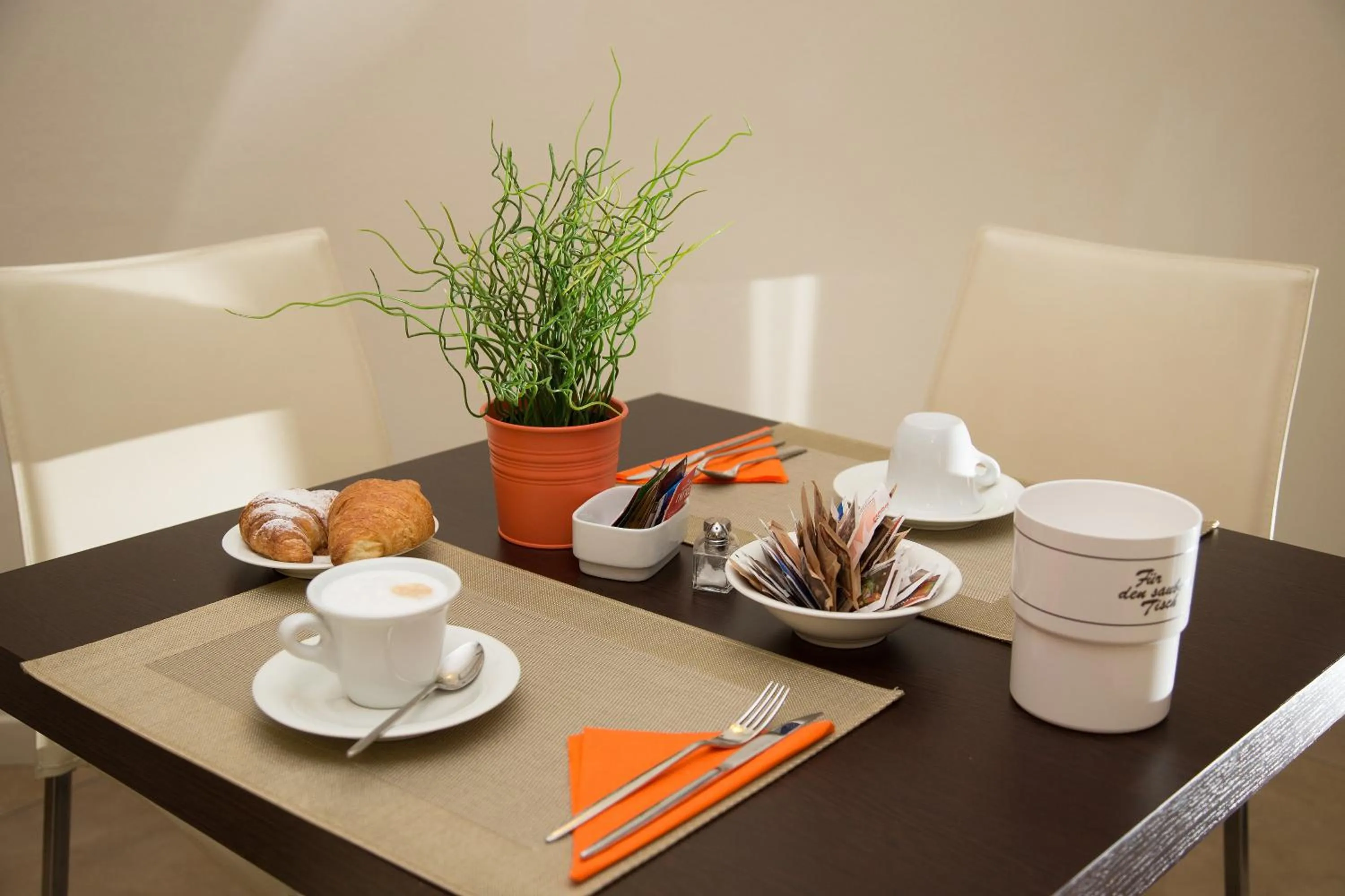 Restaurant/places to eat in Hotel Alibi