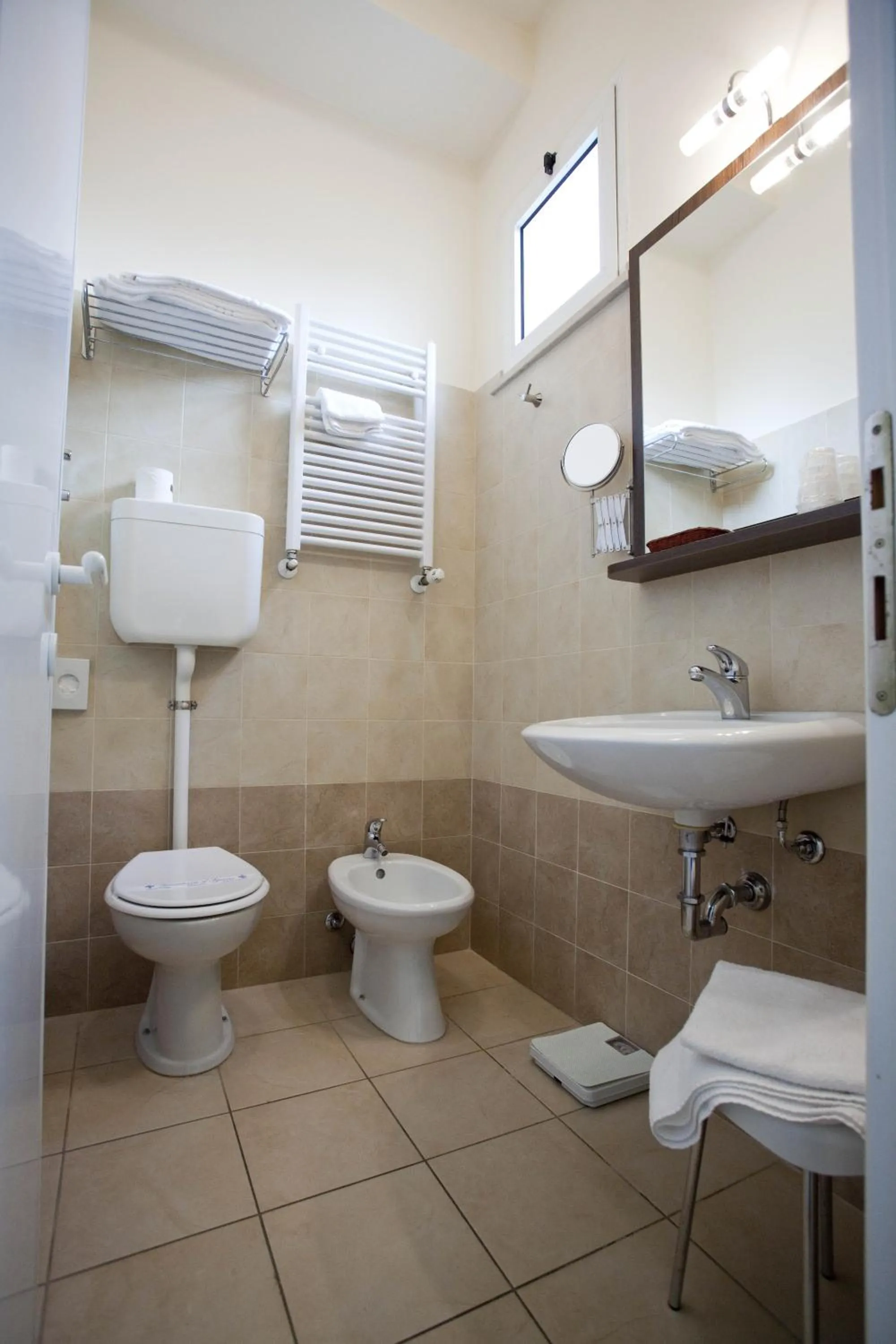 Shower in Hotel Alibi