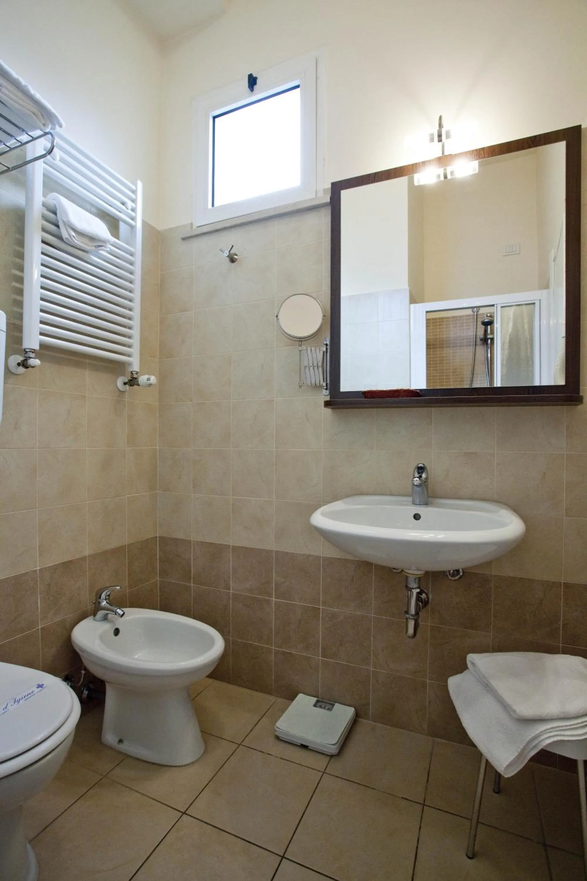 Shower in Hotel Alibi