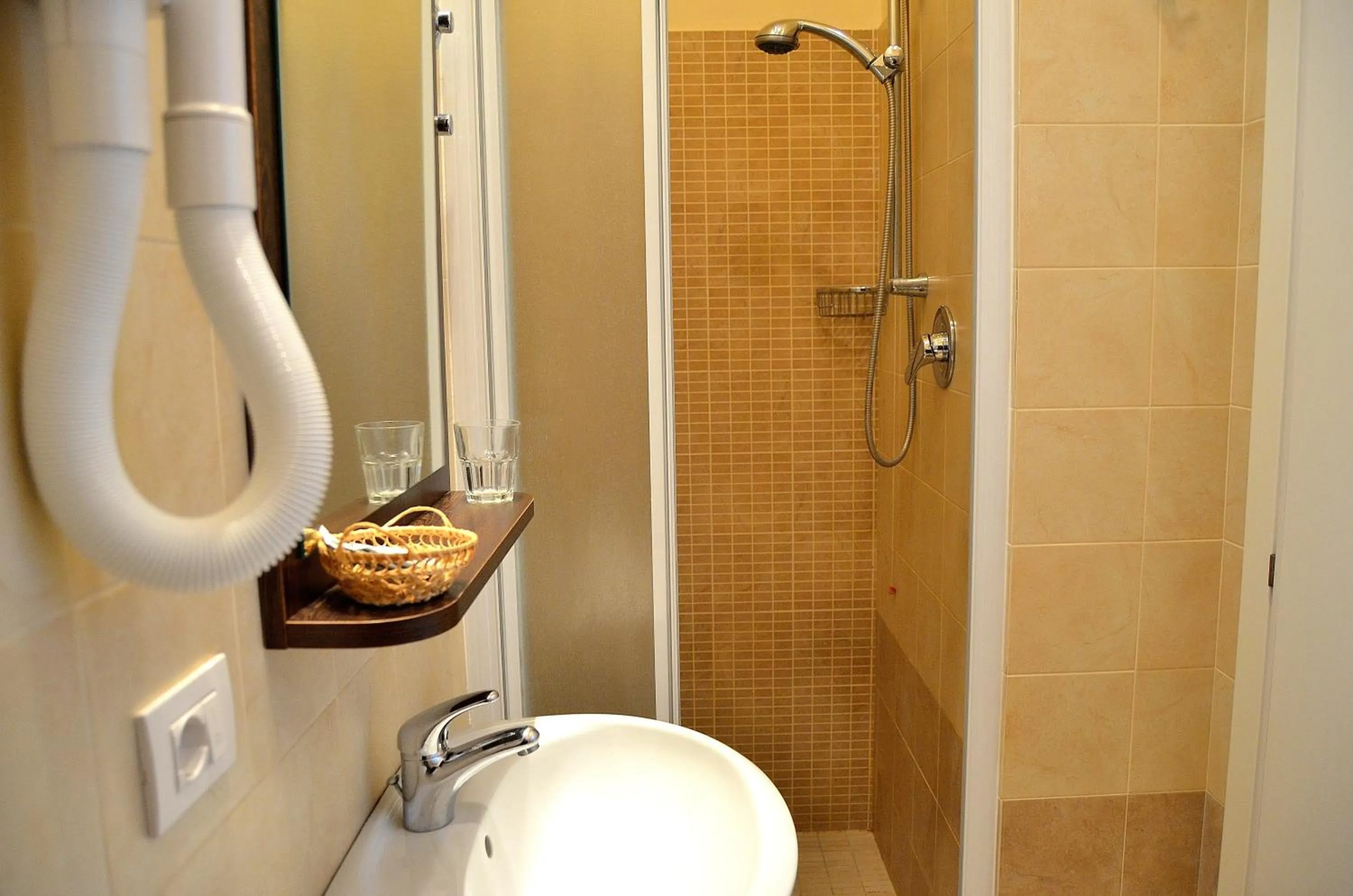 Shower in Hotel Alibi