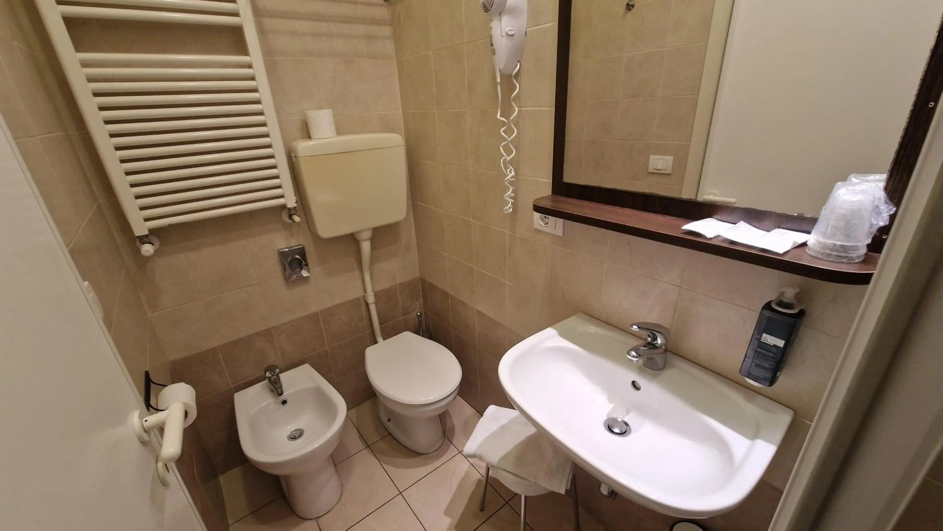 Shower in Hotel Alibi