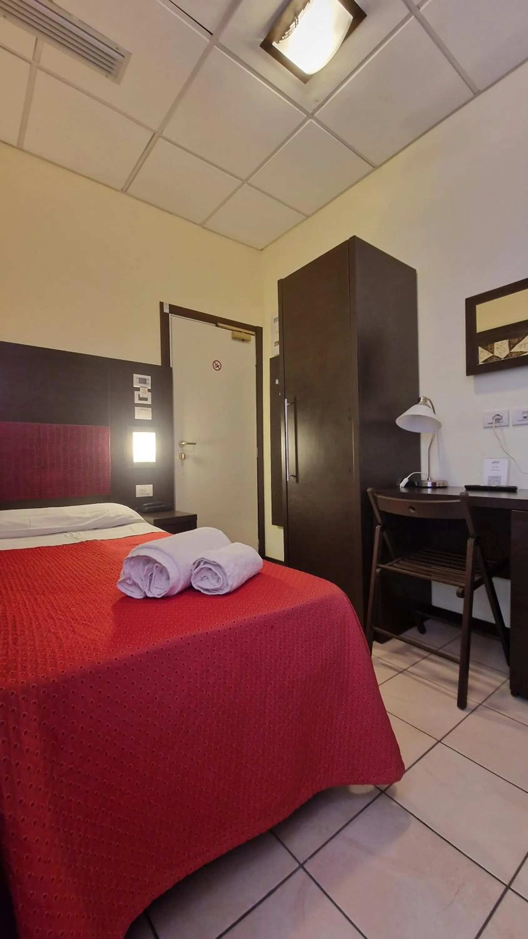 Bedroom, Bed in Hotel Alibi