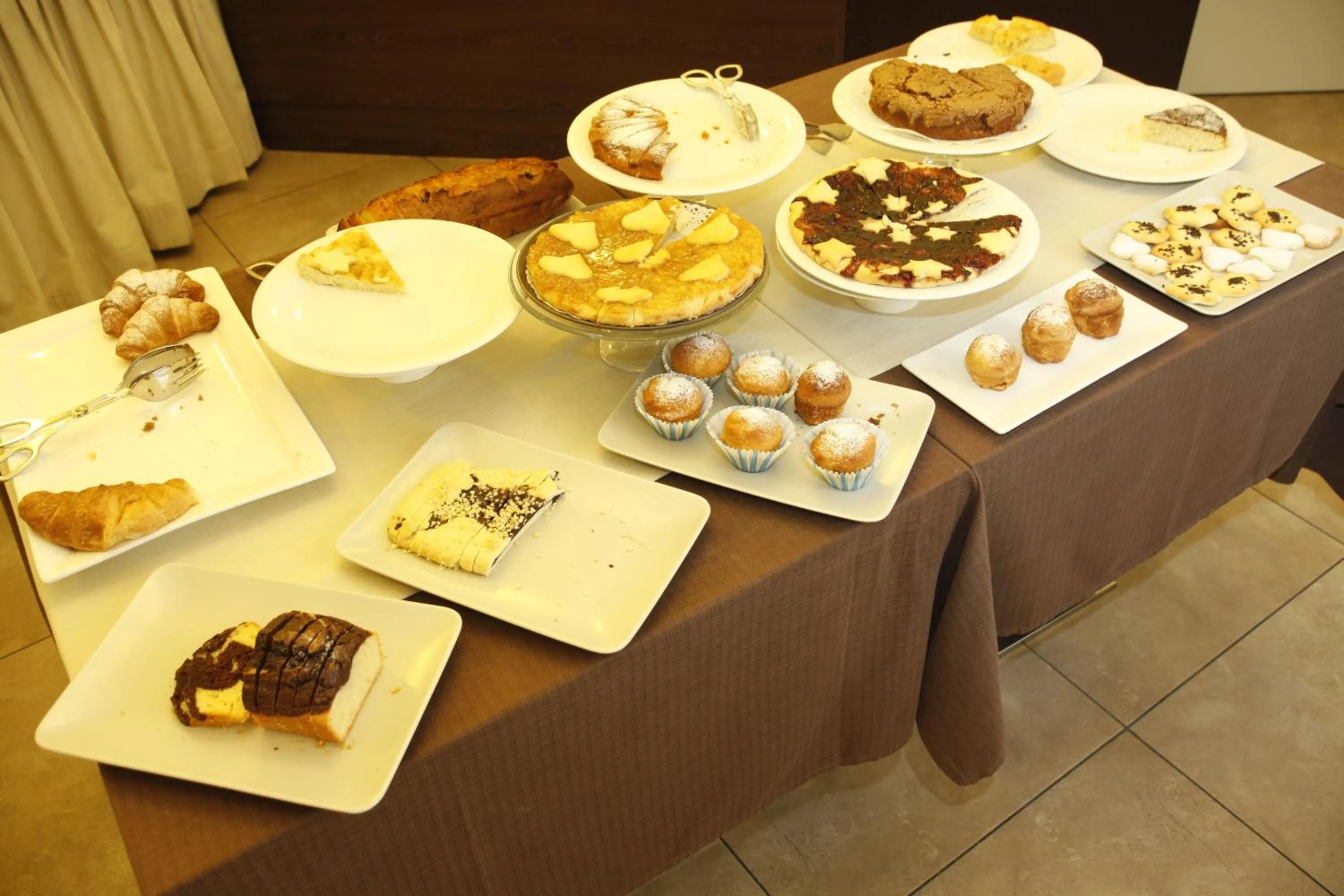 Restaurant/places to eat in Hotel Alibi