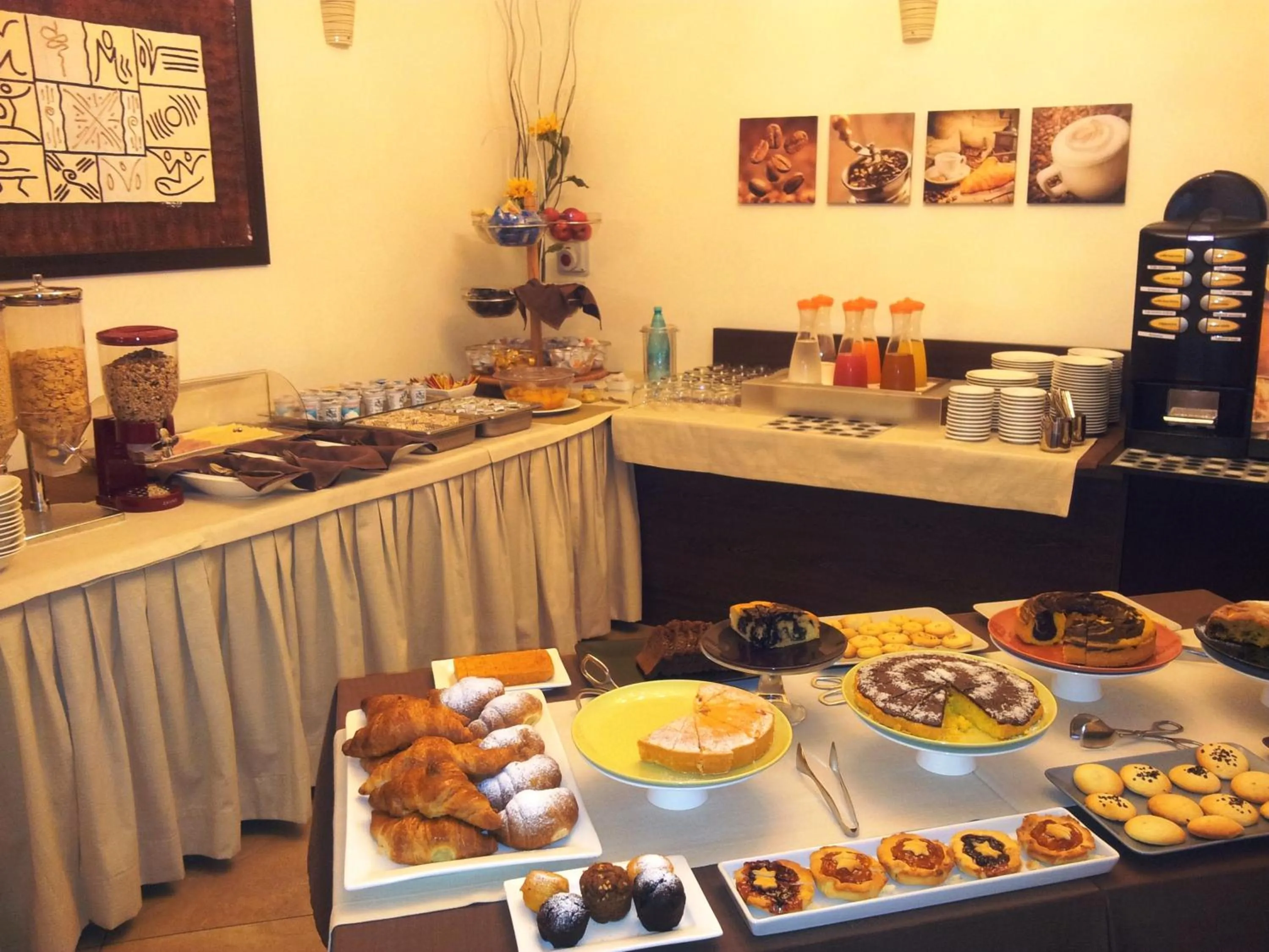 Restaurant/places to eat in Hotel Alibi