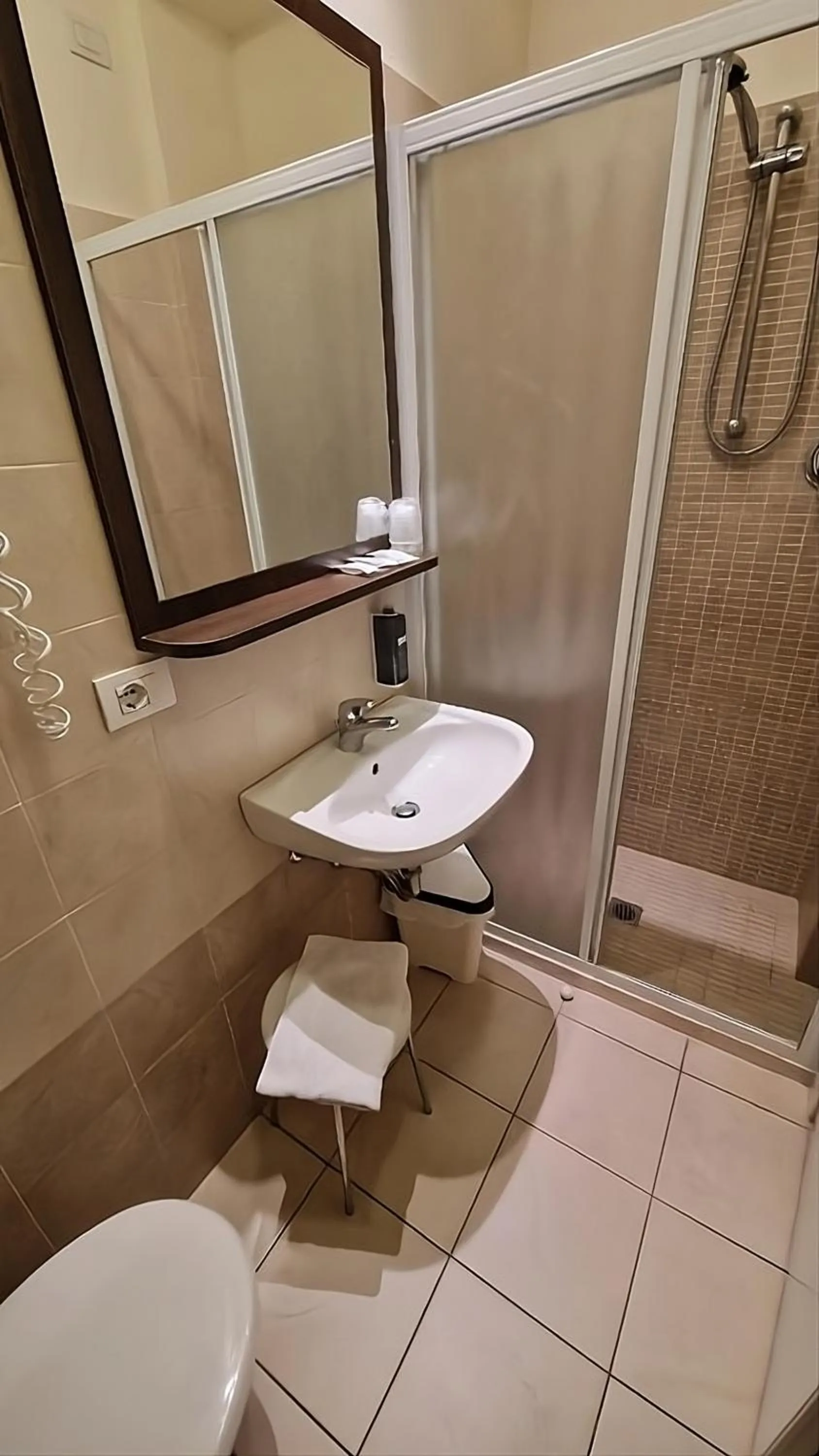 Shower in Hotel Alibi