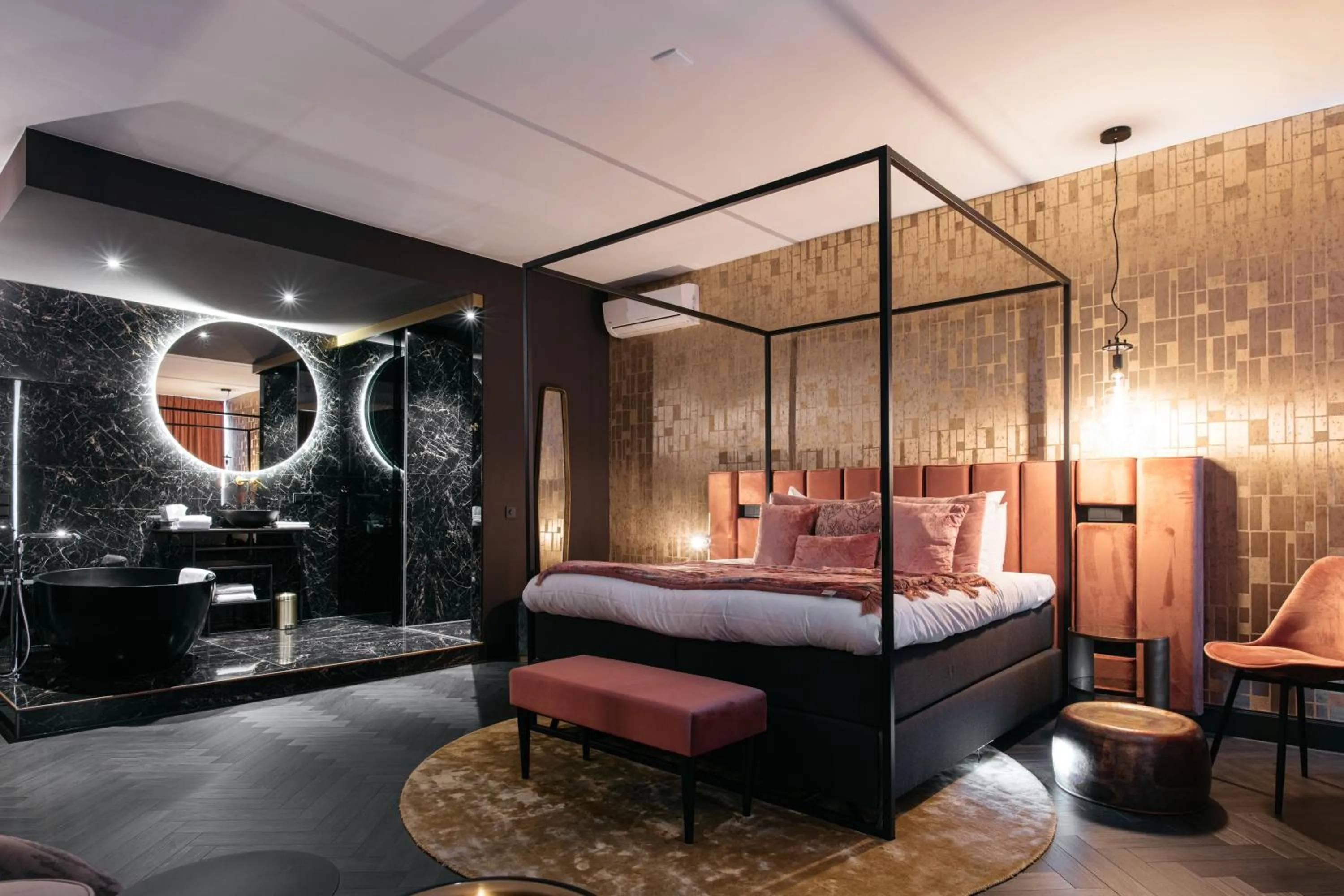 Bathroom, Bed in Hotel Britannique