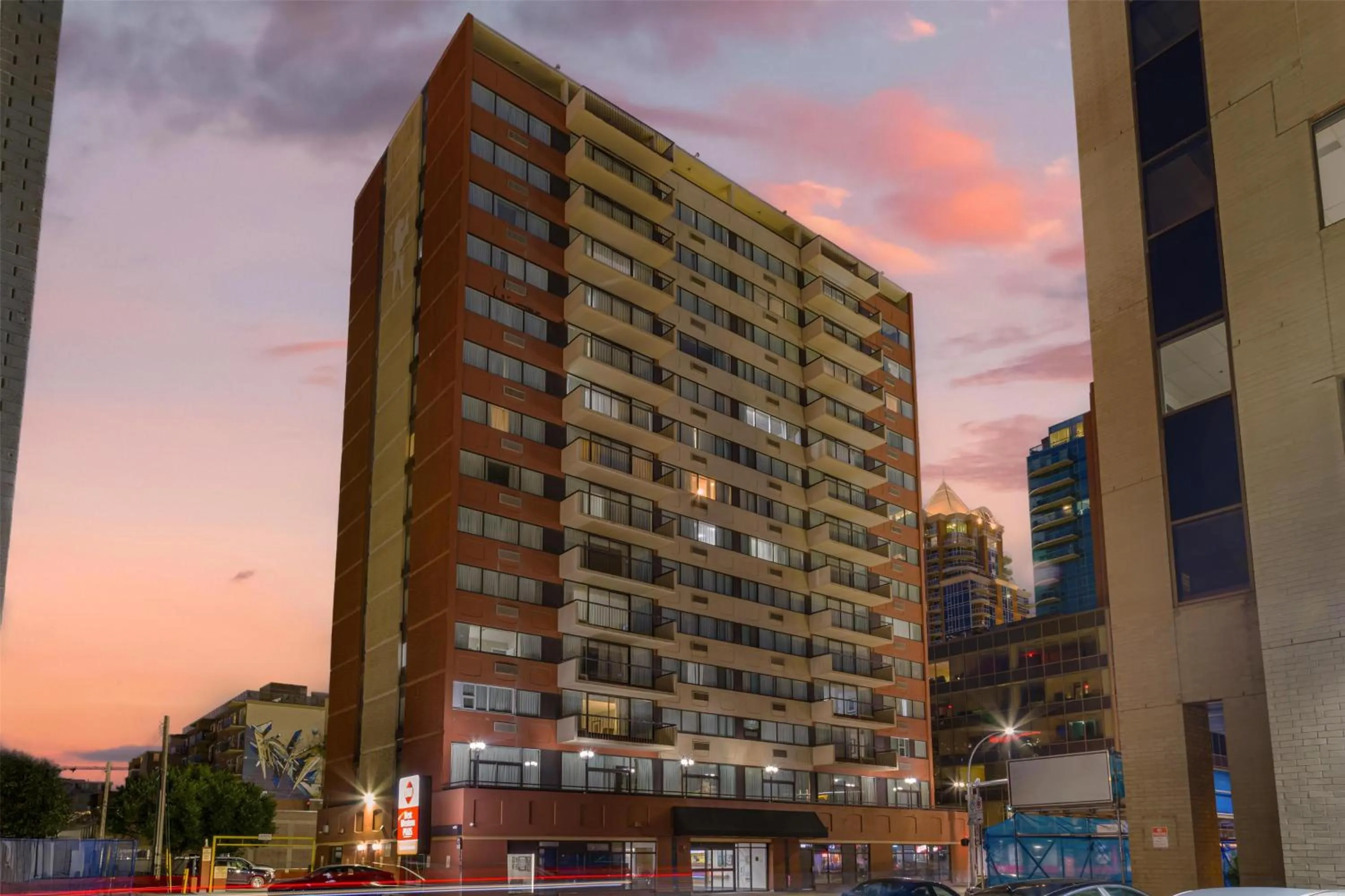 Property building in Best Western Plus Suites Downtown Calgary