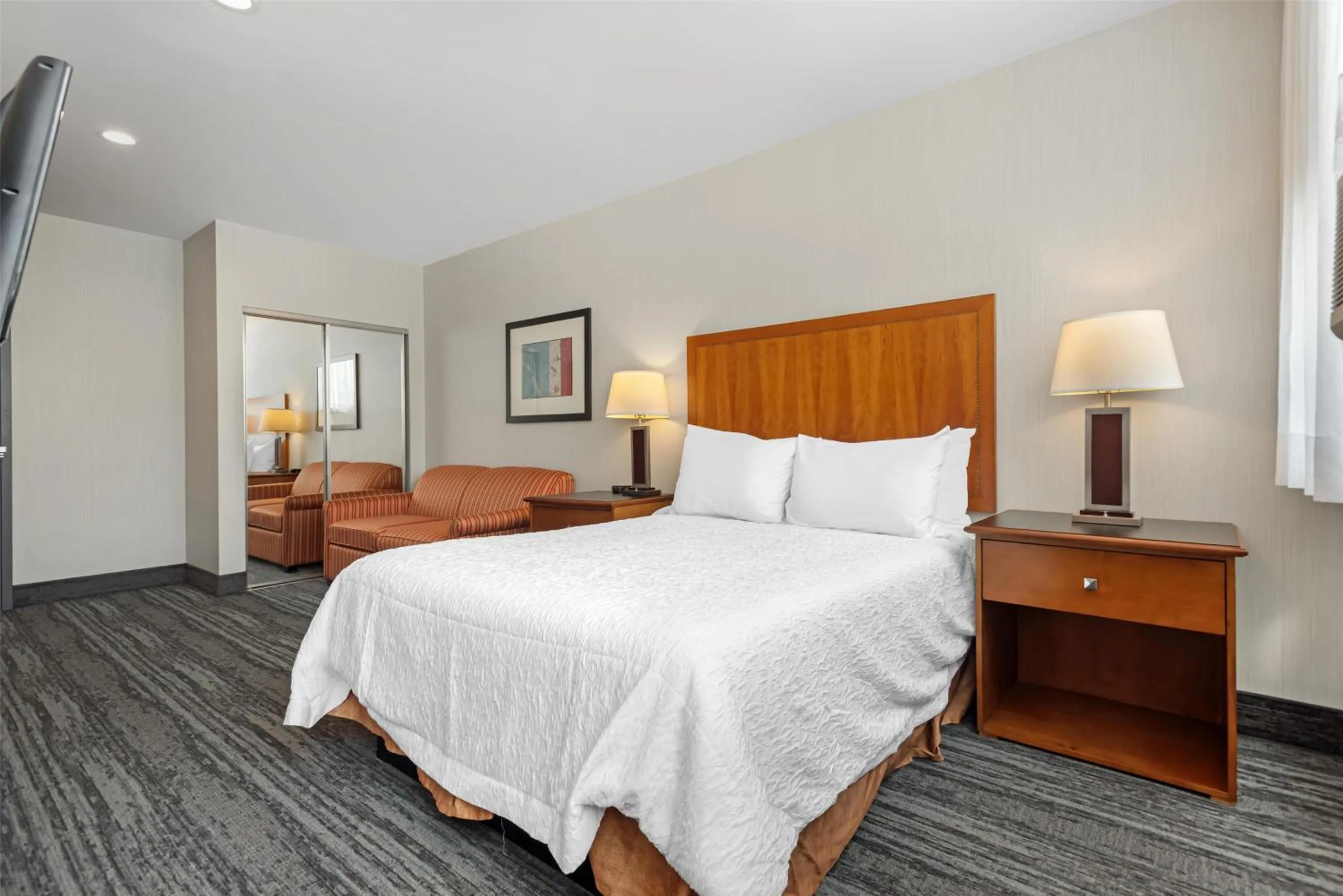 Bedroom, Bed in Best Western Plus Suites Downtown Calgary