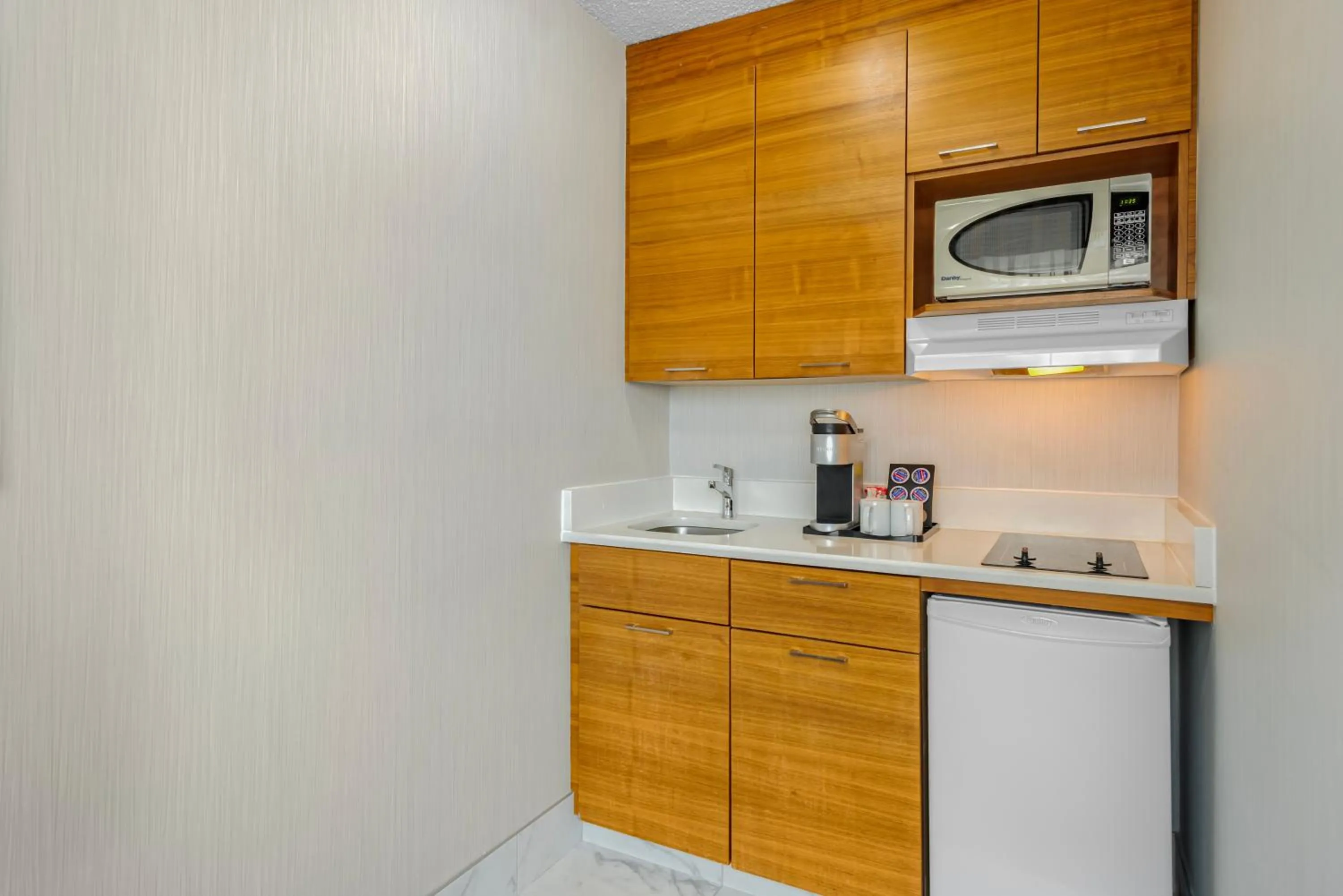 Kitchen or kitchenette in Best Western Plus Suites Downtown Calgary